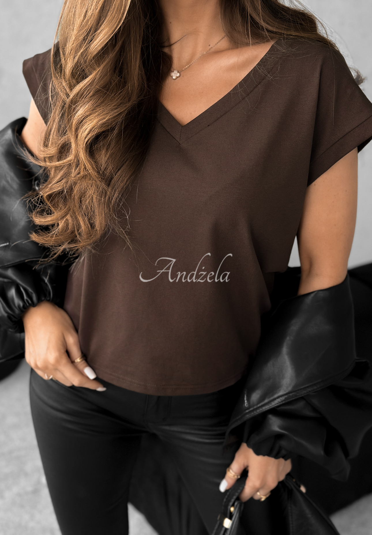 Tričko V-neck čokoládový