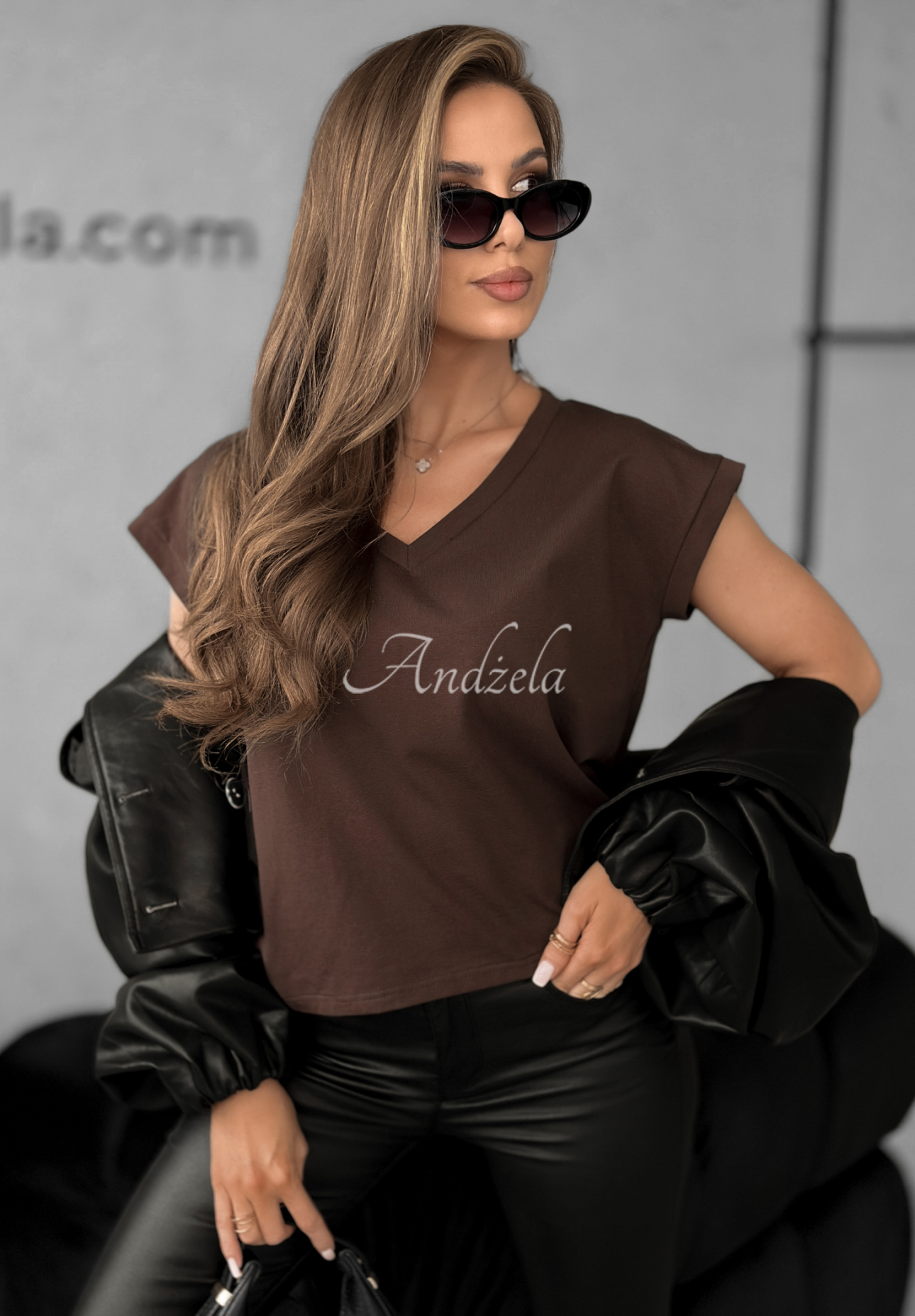 Tričko V-neck čokoládový