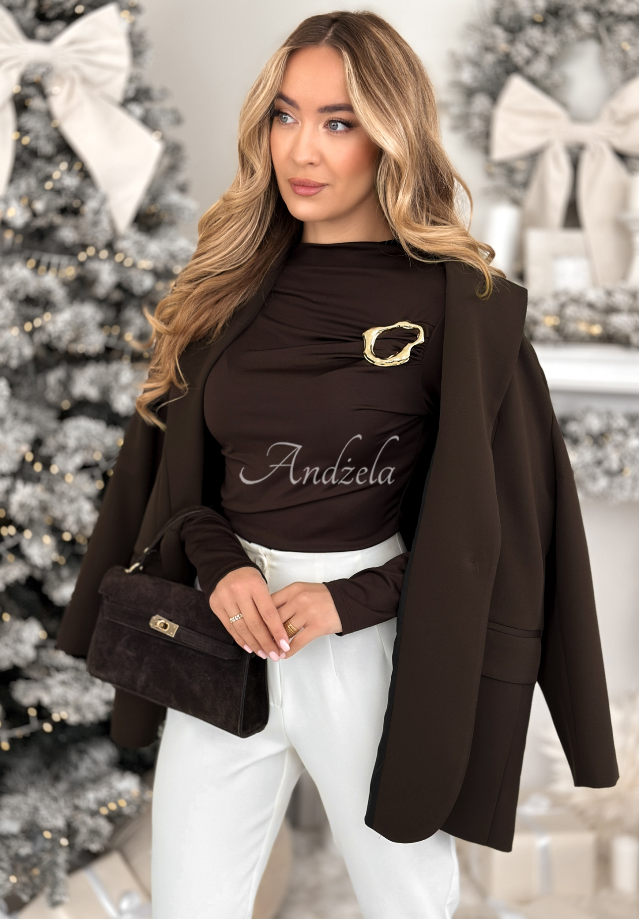 Blúzka s riasením a ozdobnou aplikáciou No Feelings čokoládová