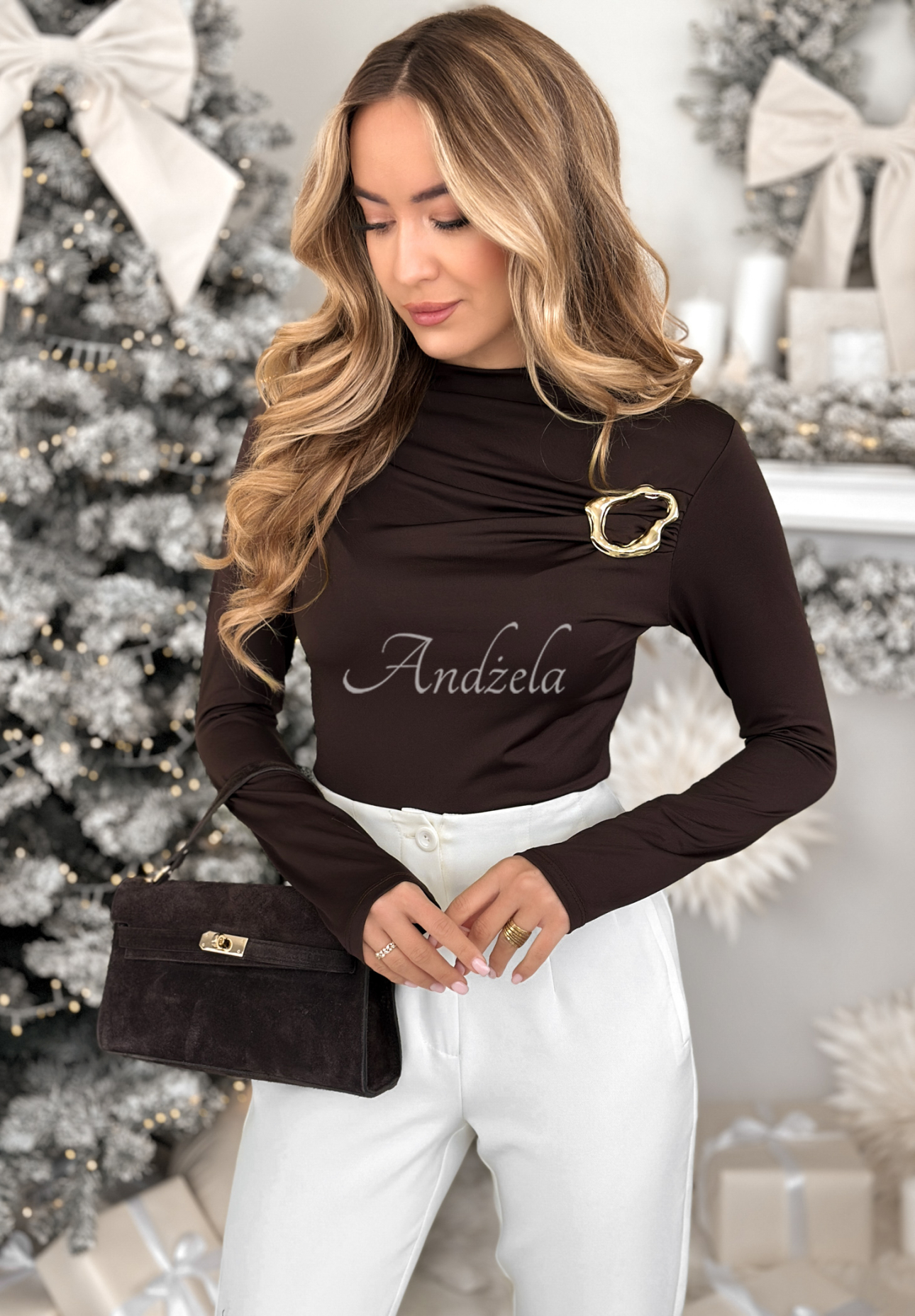 Blúzka s riasením a ozdobnou aplikáciou No Feelings čokoládová