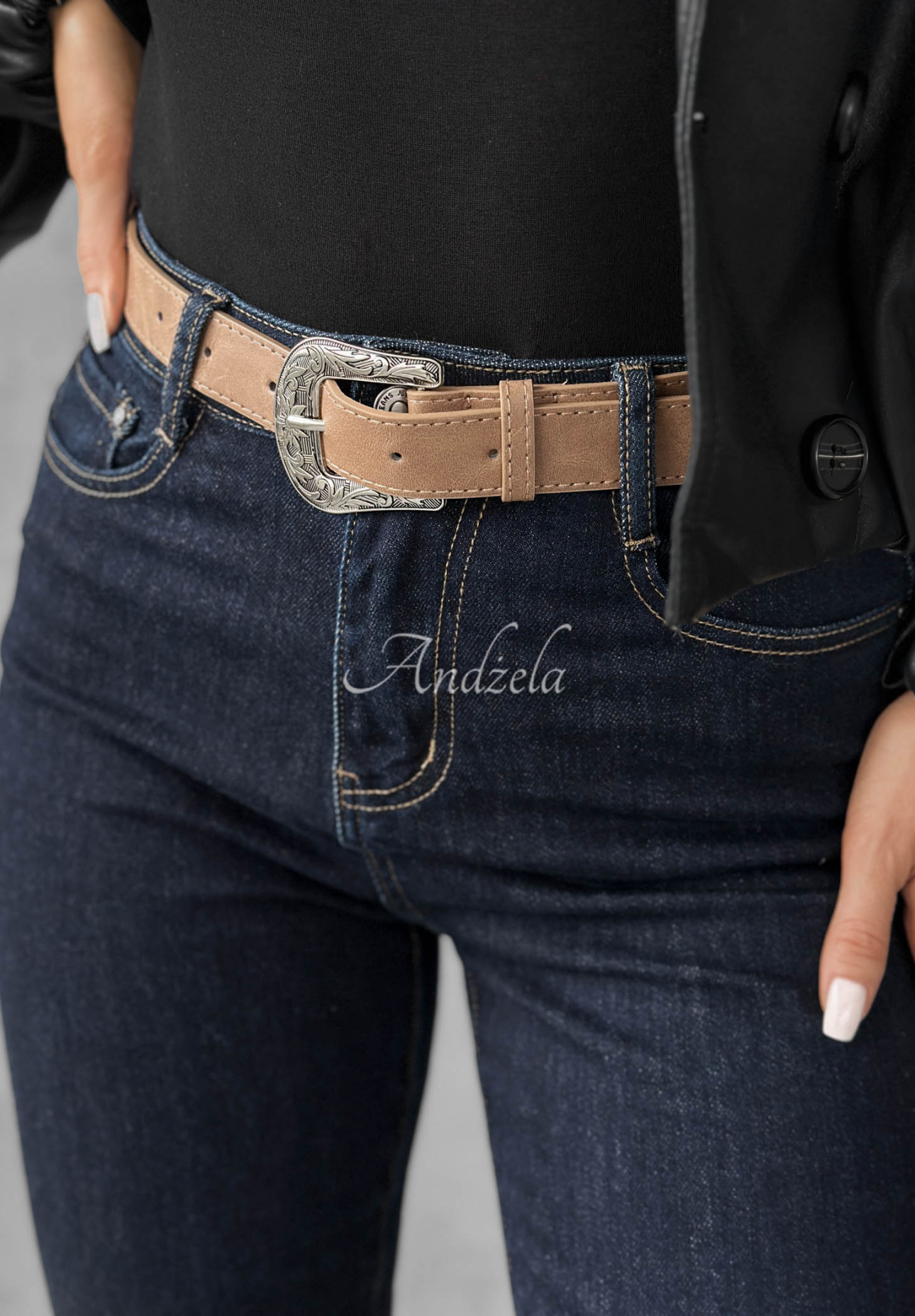 Džínsy mom fit s opaskom Let’s Not Talk tmavomodré