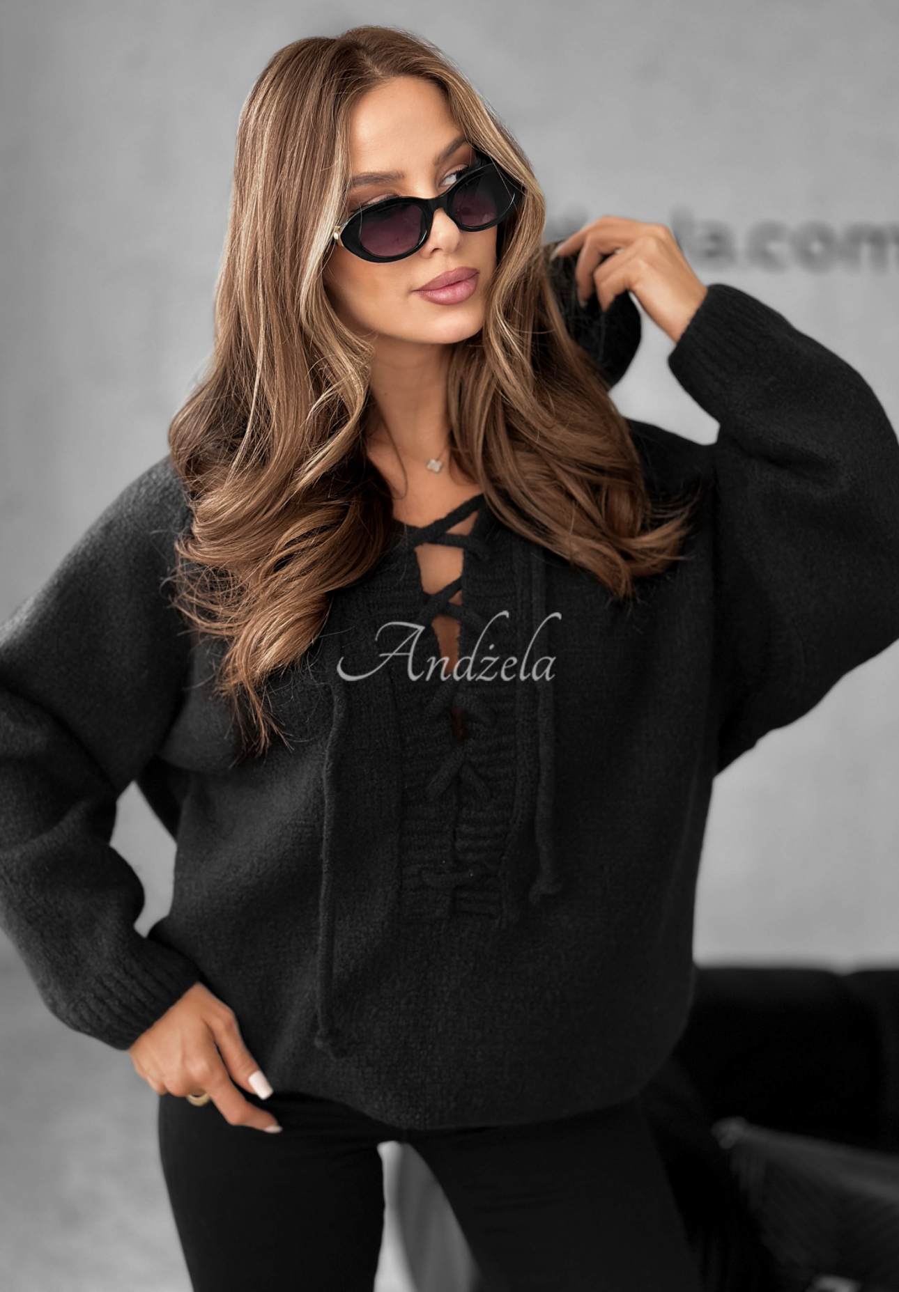 Sveter oversize so šnurovaním a kapucňou Laossi čierne