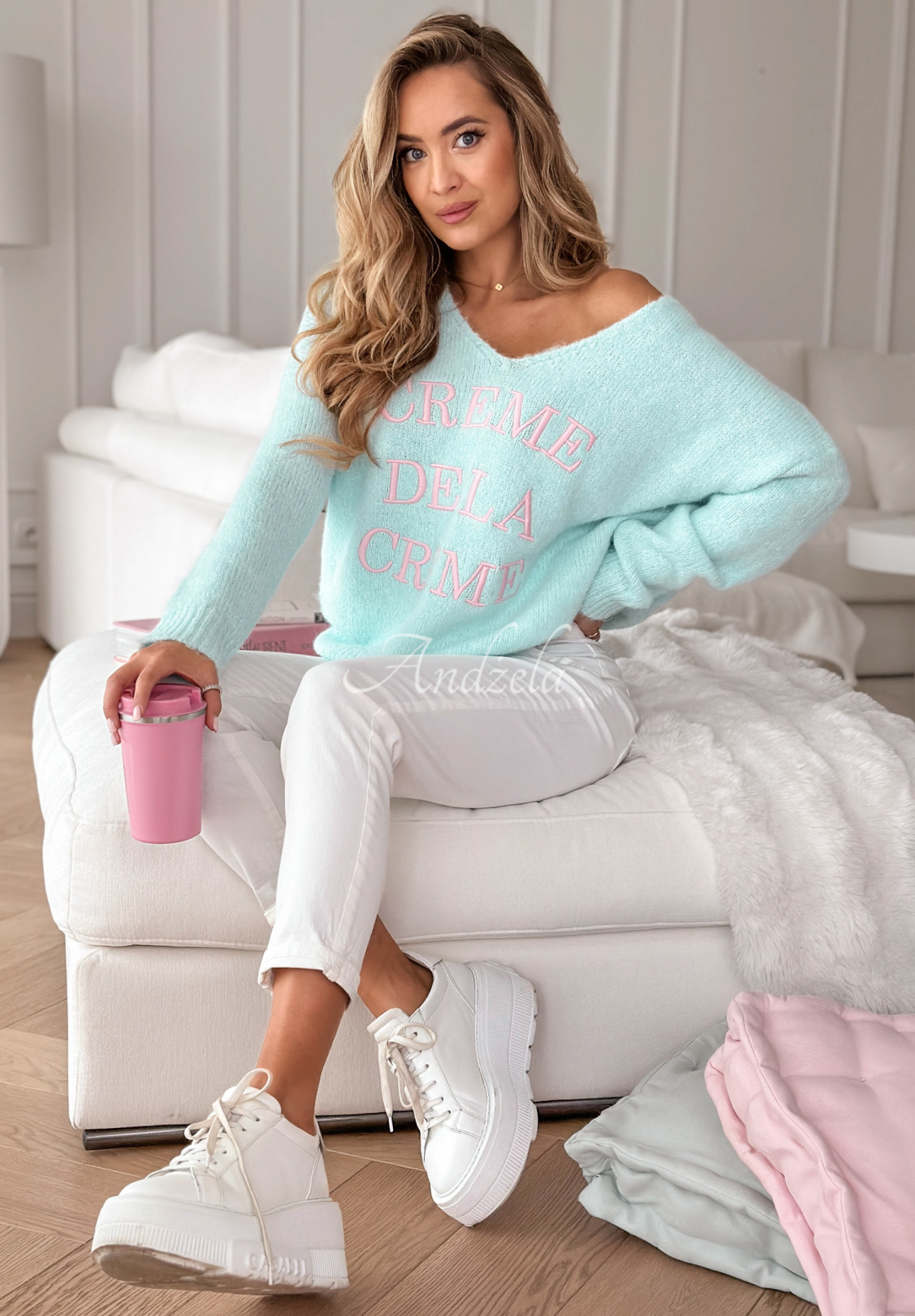 Mäkký sveter s výšivkou a viskózou Creme De La Creme blankytný