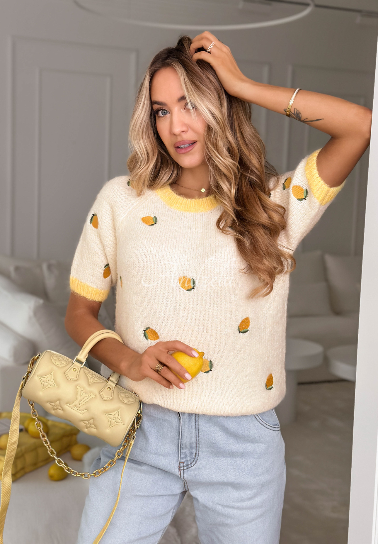 Mäkký sveter s citrónmi a viskózou Summer Fruits bielo-žltý