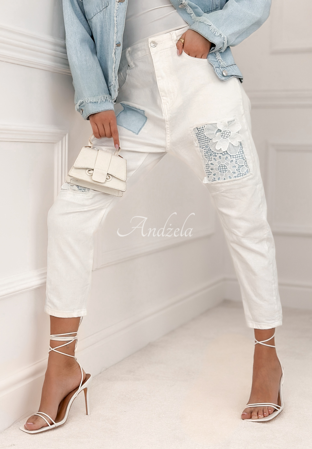 Džínsy mom fit s nášivkami Maybe In May biele