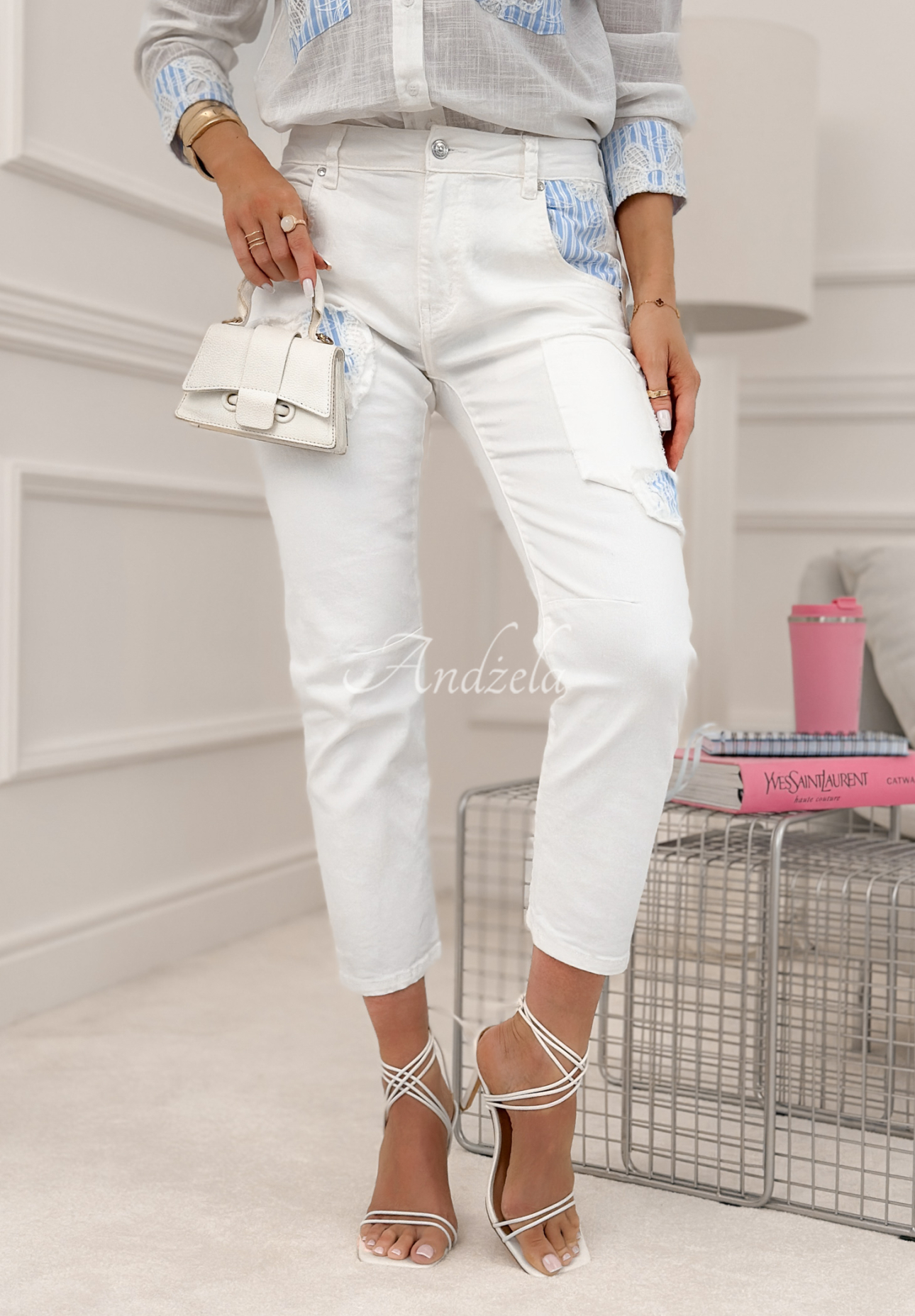 Džinsy mom fit s nášivkami Just Be Kind biele