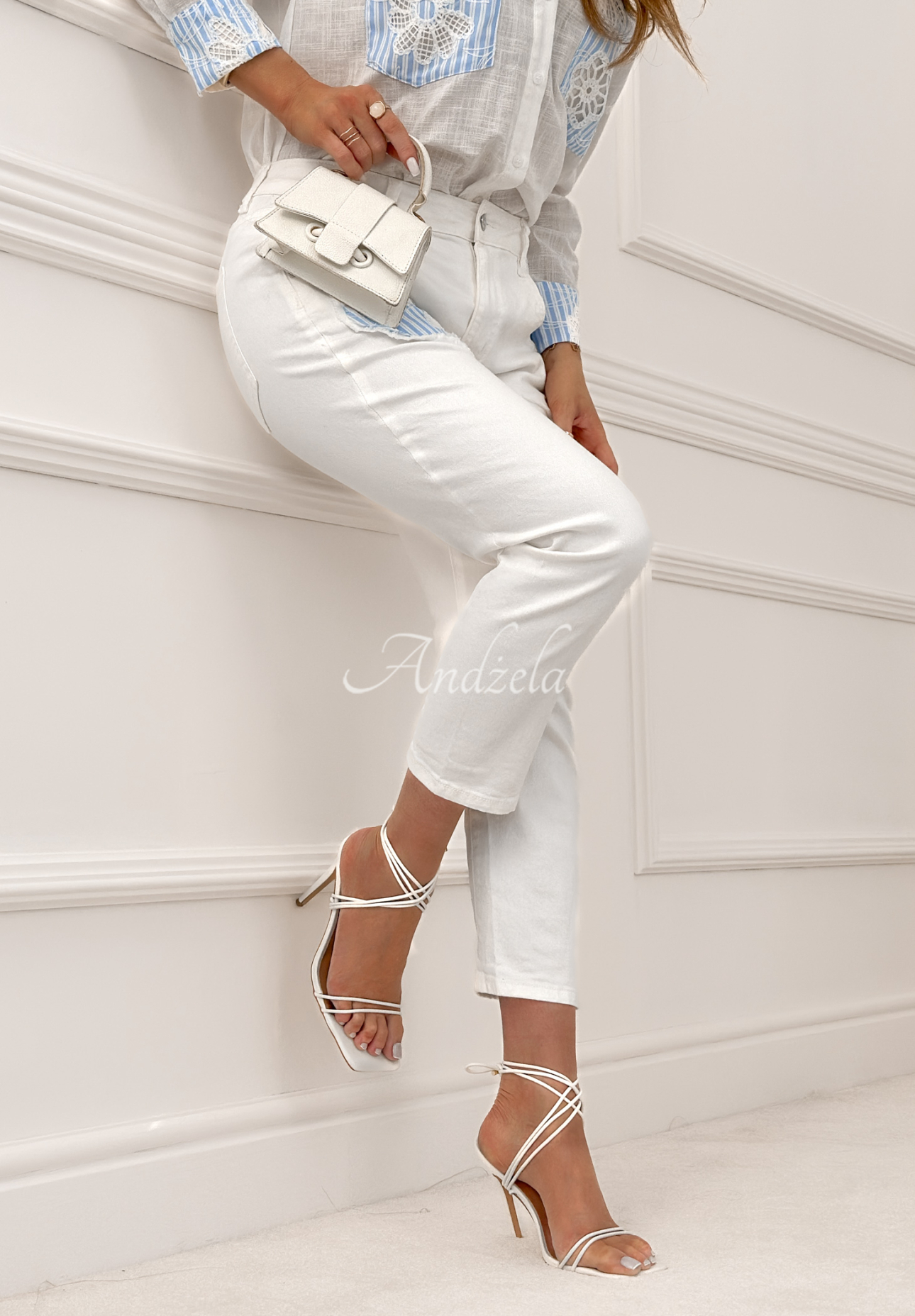 Džinsy mom fit s nášivkami Just Be Kind biele