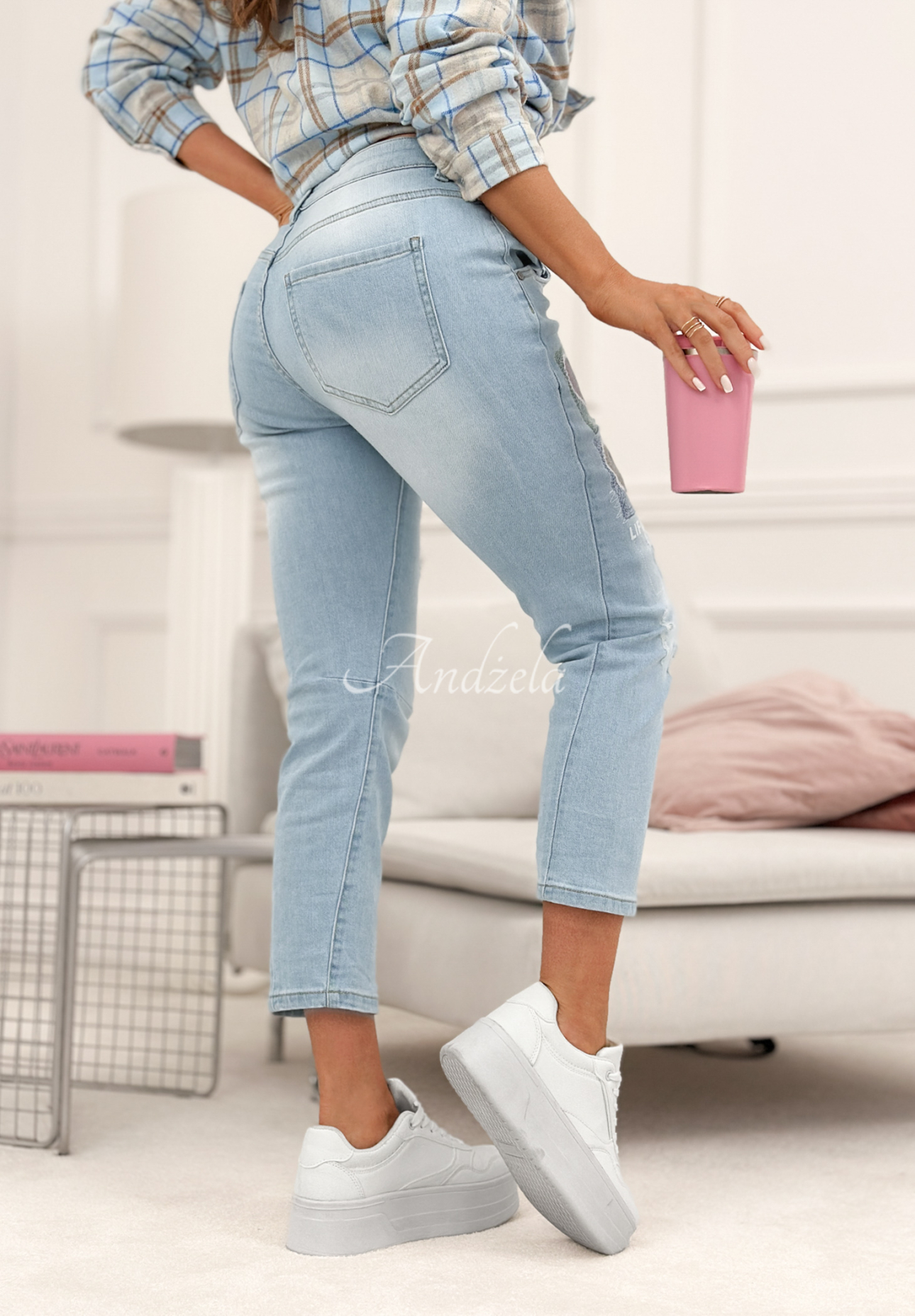 Džínsy mom fit s nášivkami Four Hearts svetlo modré