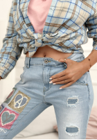 Nohavice džínosové mom fit z naszywkami Four Hearts svetlomodré