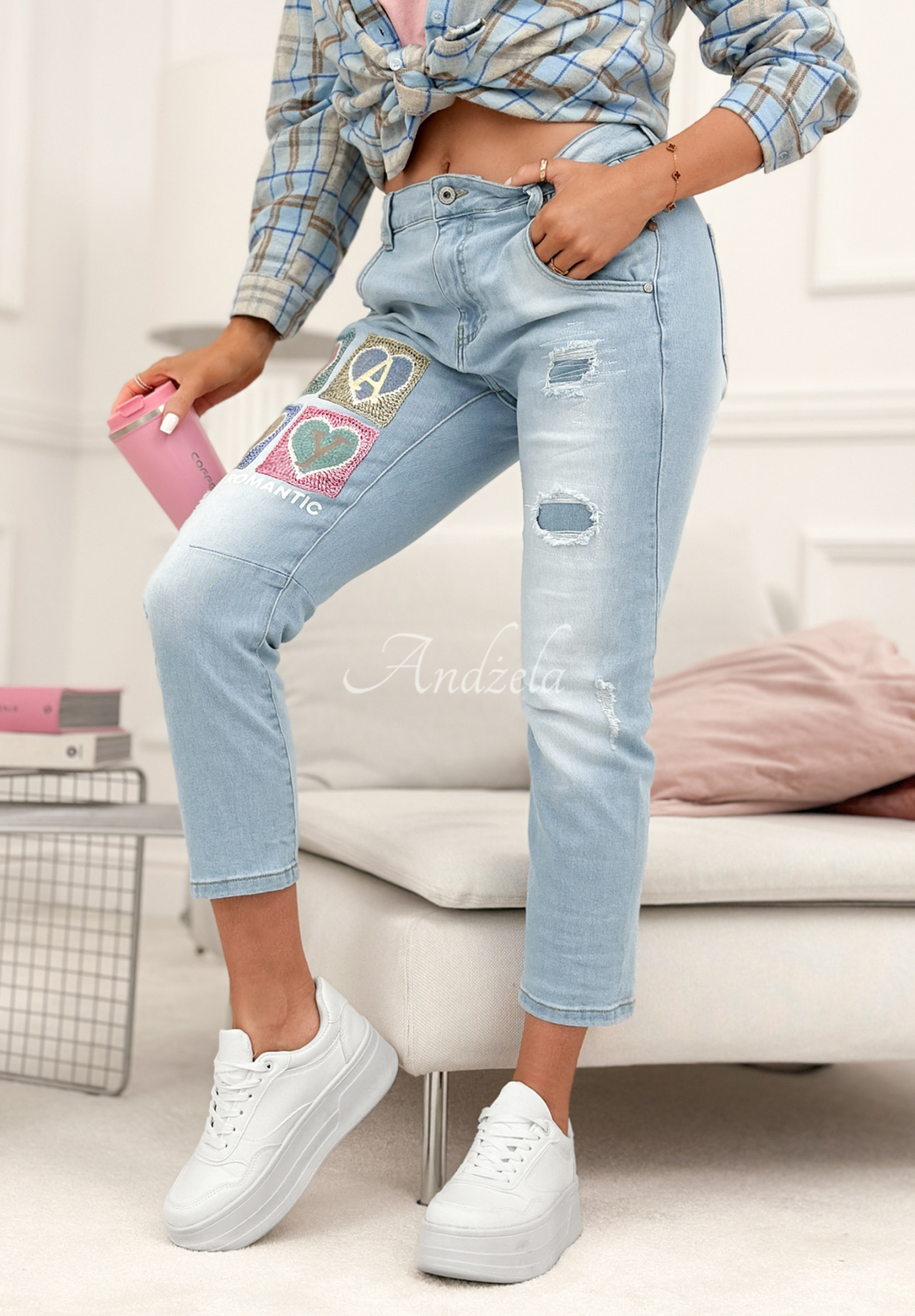 Džínsy mom fit s nášivkami Four Hearts svetlo modré