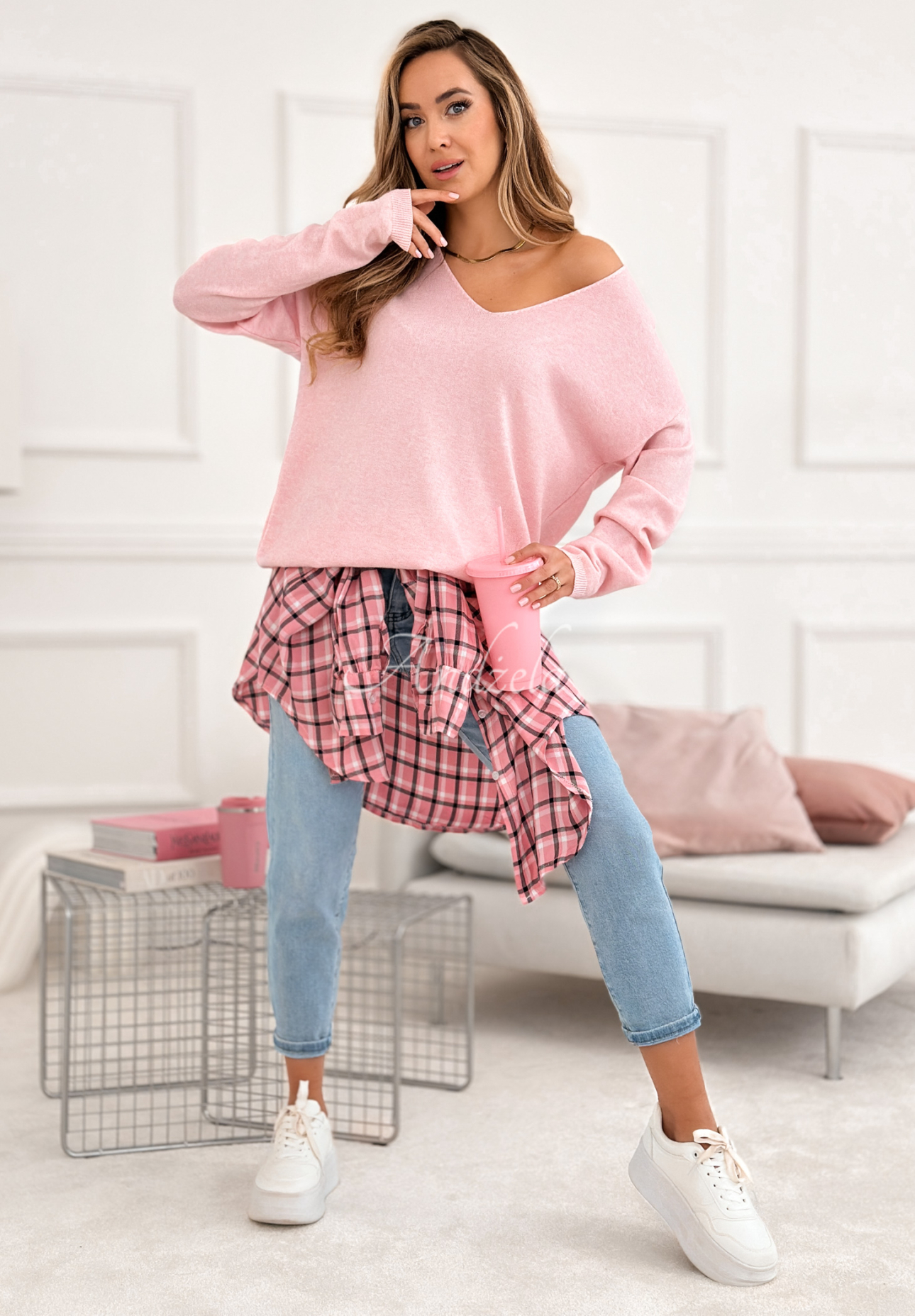 Ľahký sveter s výstrihom Sensibility púdrovo ružová