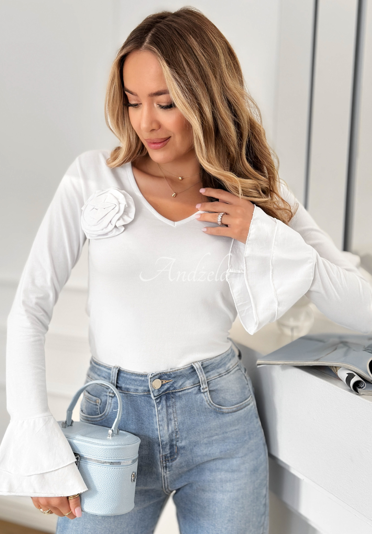 Bavlnená blúzka s ružou a volánikmi You Know Why Biela