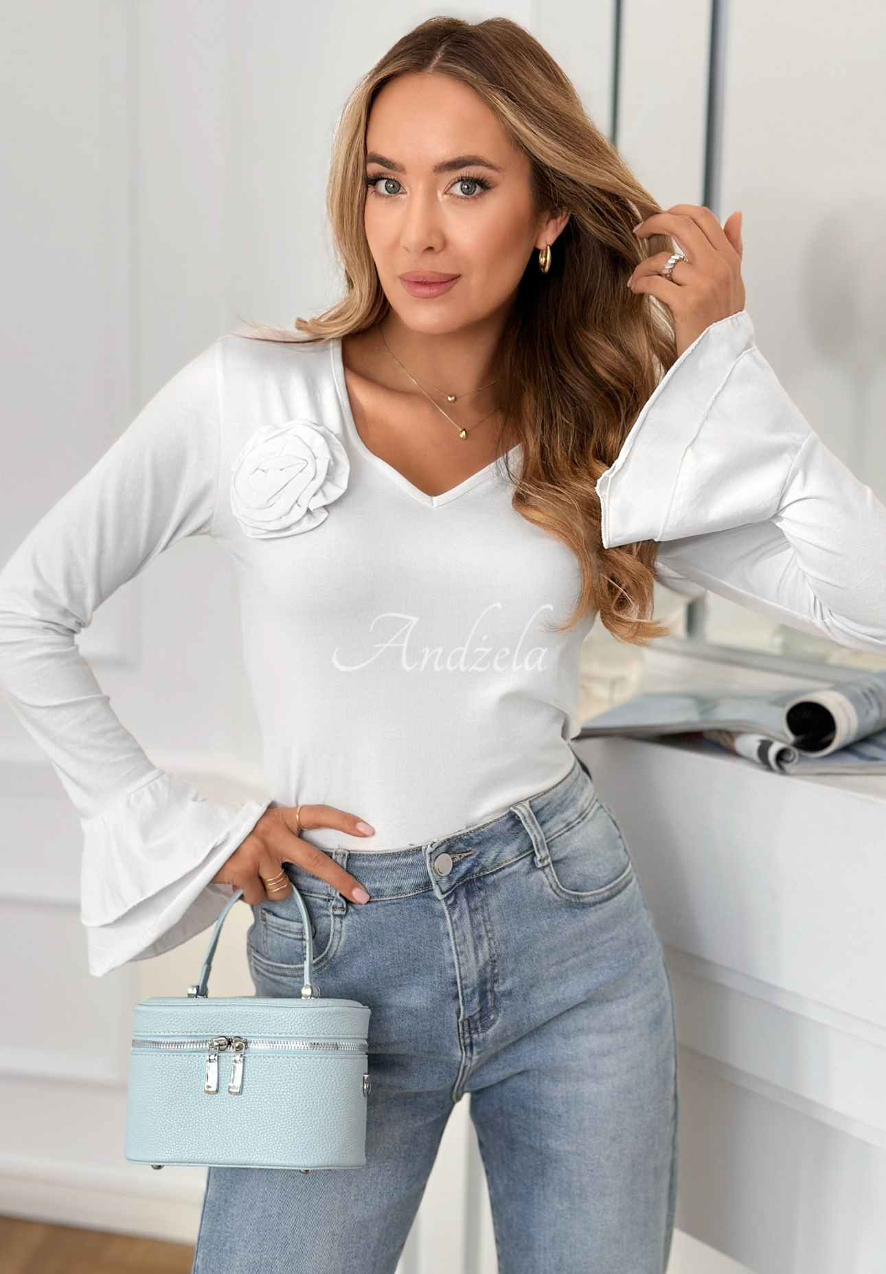 Bavlnená blúzka s ružou a volánikmi You Know Why Biela