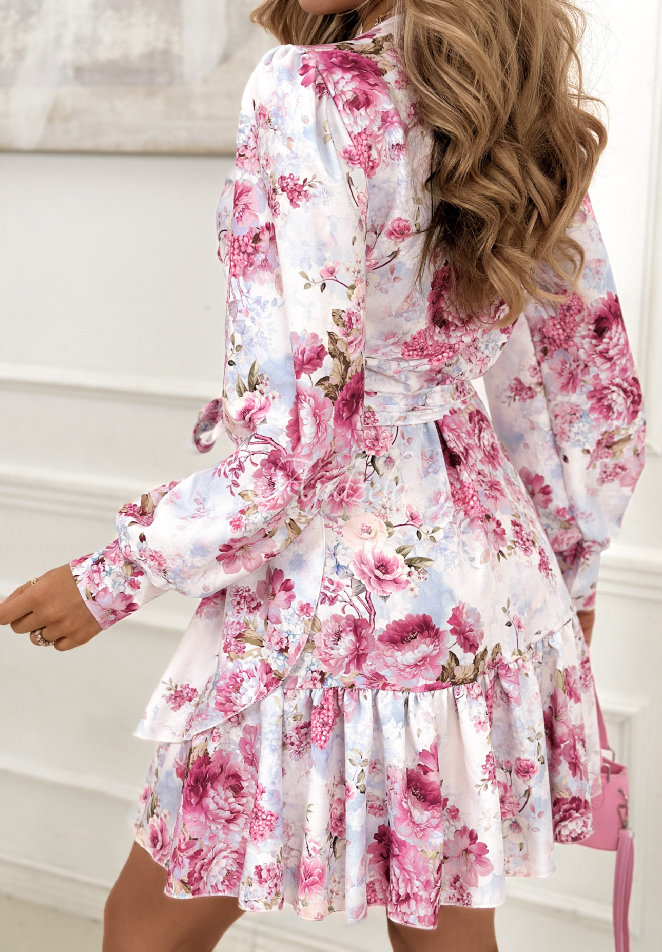 Obálkové šaty s viskózou a kvetmi How Was It blankytno-ružová