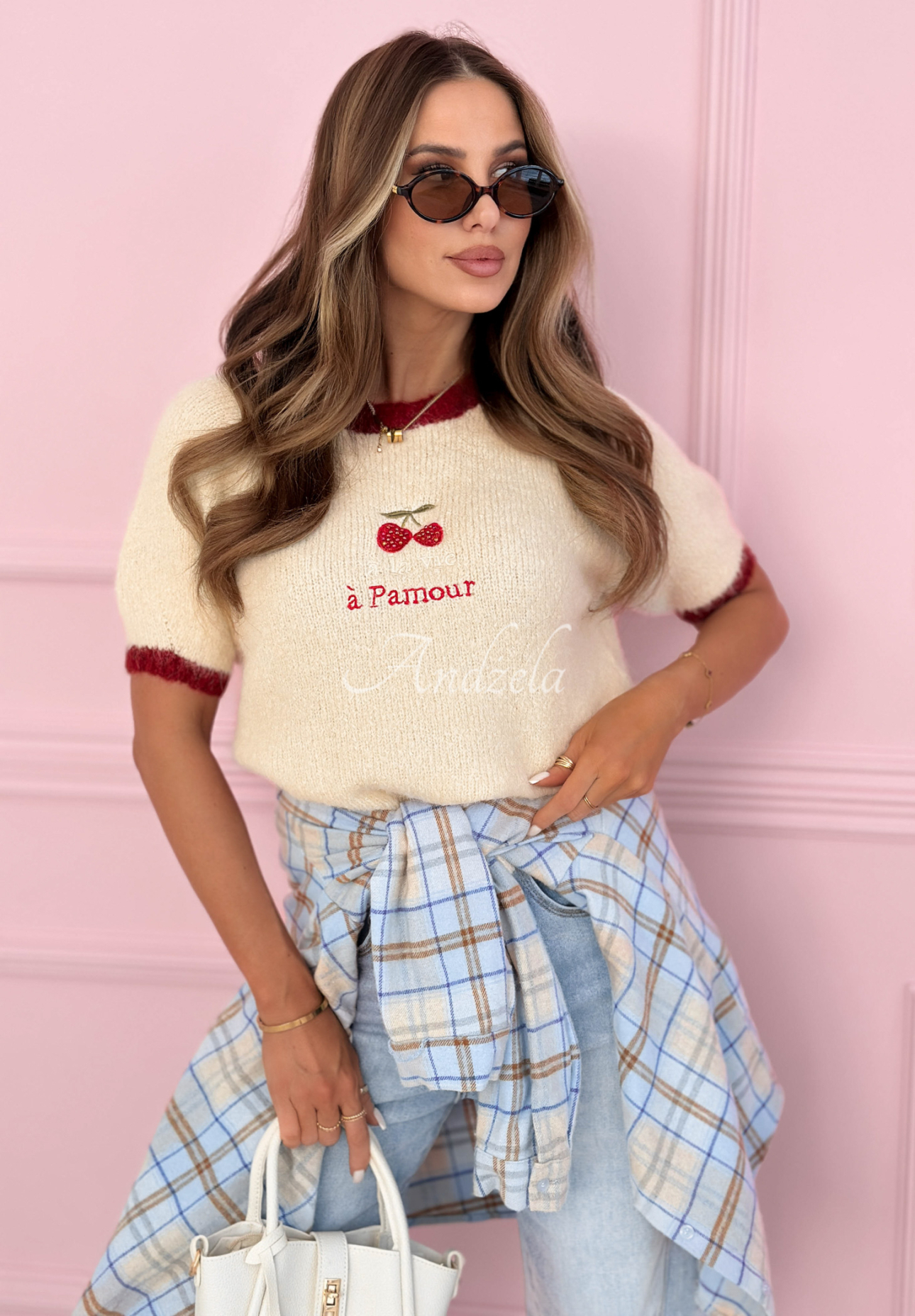 Sveter s vyšívanými čerešňami a viskózou Cherry Pamour svetlobéžový