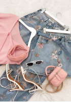 Nohavice džínosové mom fit w kwiecisty print Take Your Time modré