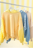 Mikina z dzianinowym kapturem i rękawami Think About It béžová