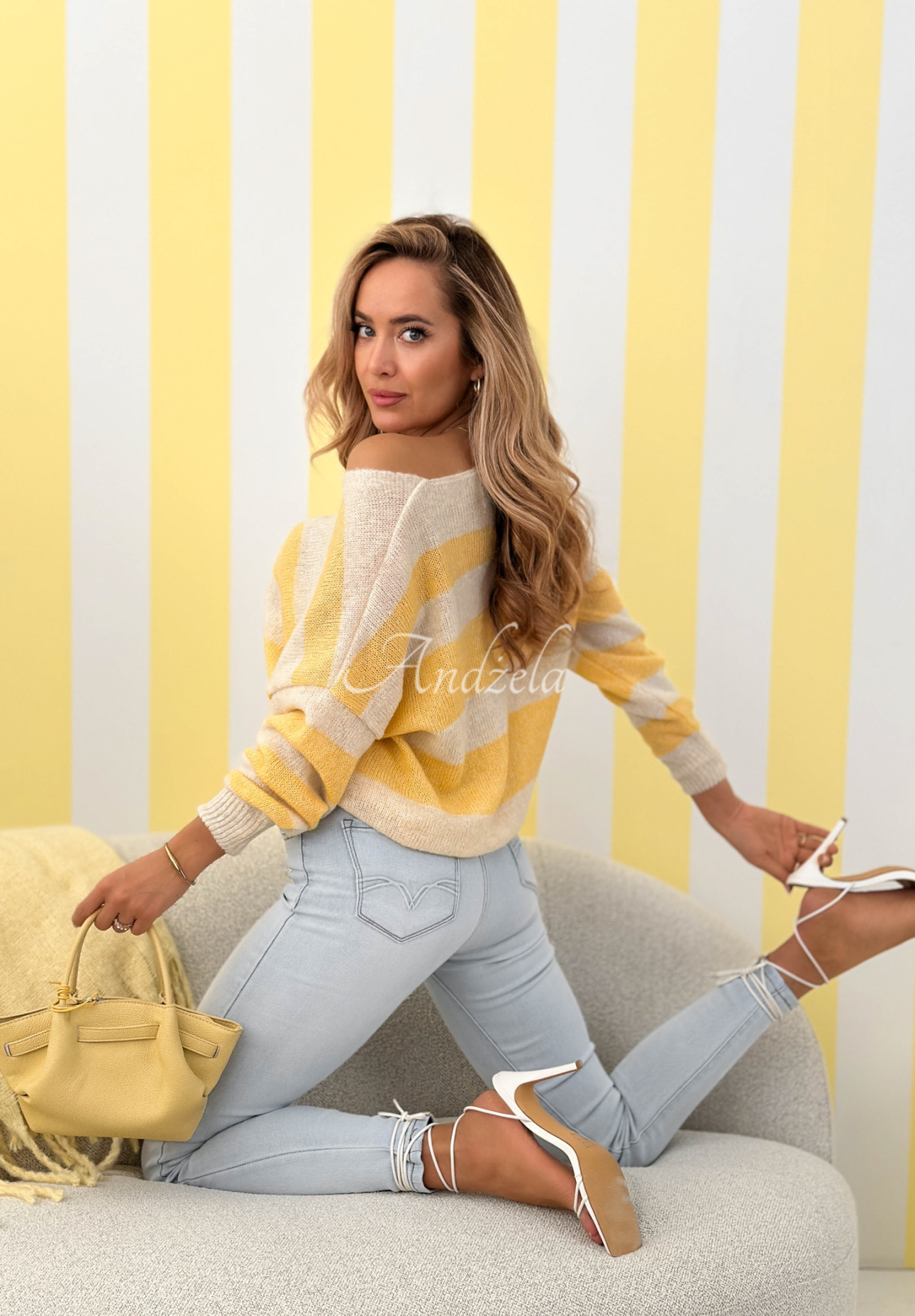 Pruhovaný sveter s výstrihom Springtime Stripes béžovo-žltá