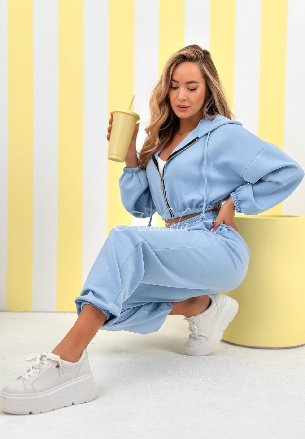 Teplákové nohavice s viskózou a manžetami blankytné