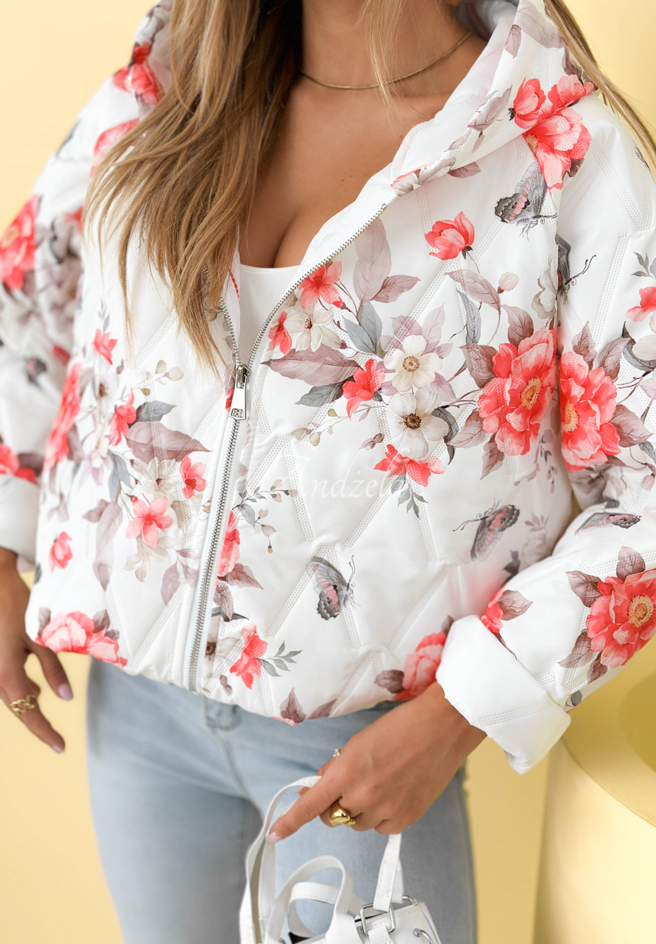 Krátka prešívaná bunda s kapucňou s kvetmi Begonia Biela