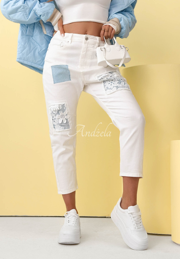 Dž&iacute;nsy mom fit s čipkovan&yacute;mi n&aacute;&scaron;ivkami World Of Lace biele