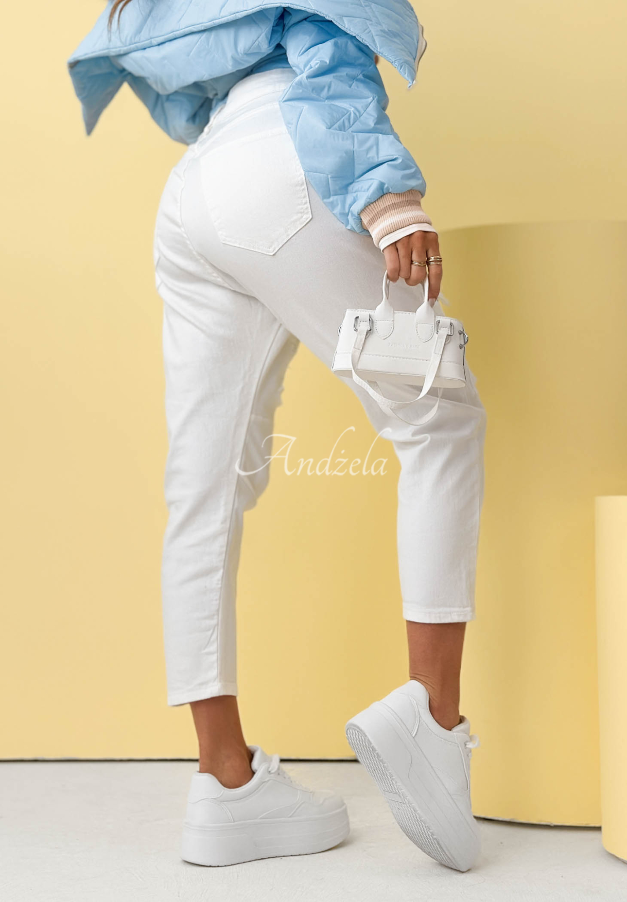 Džínsy mom fit s čipkovanými nášivkami World Of Lace biele