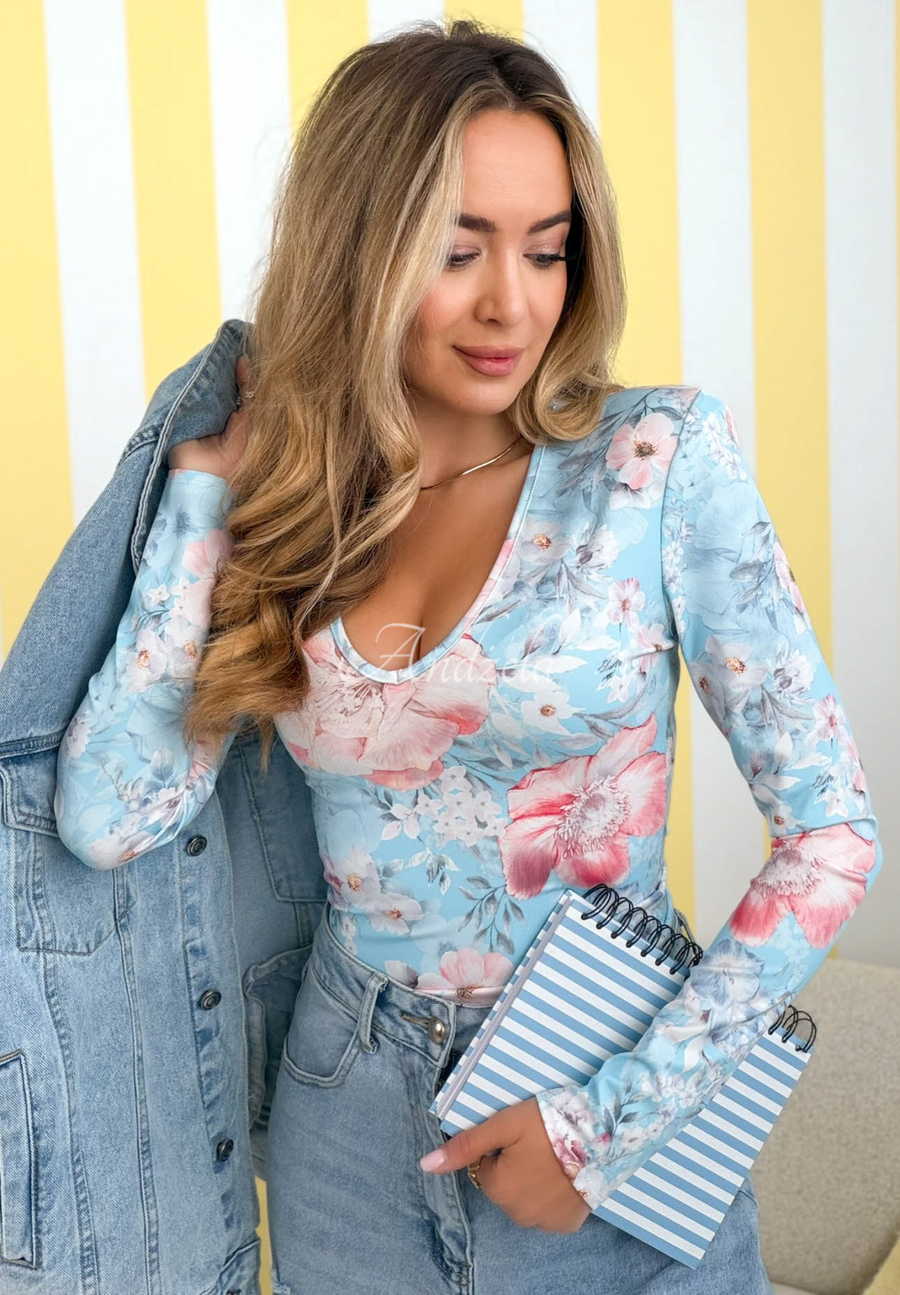 Kvetinová blúzka s výstrihom Camellia blankytná