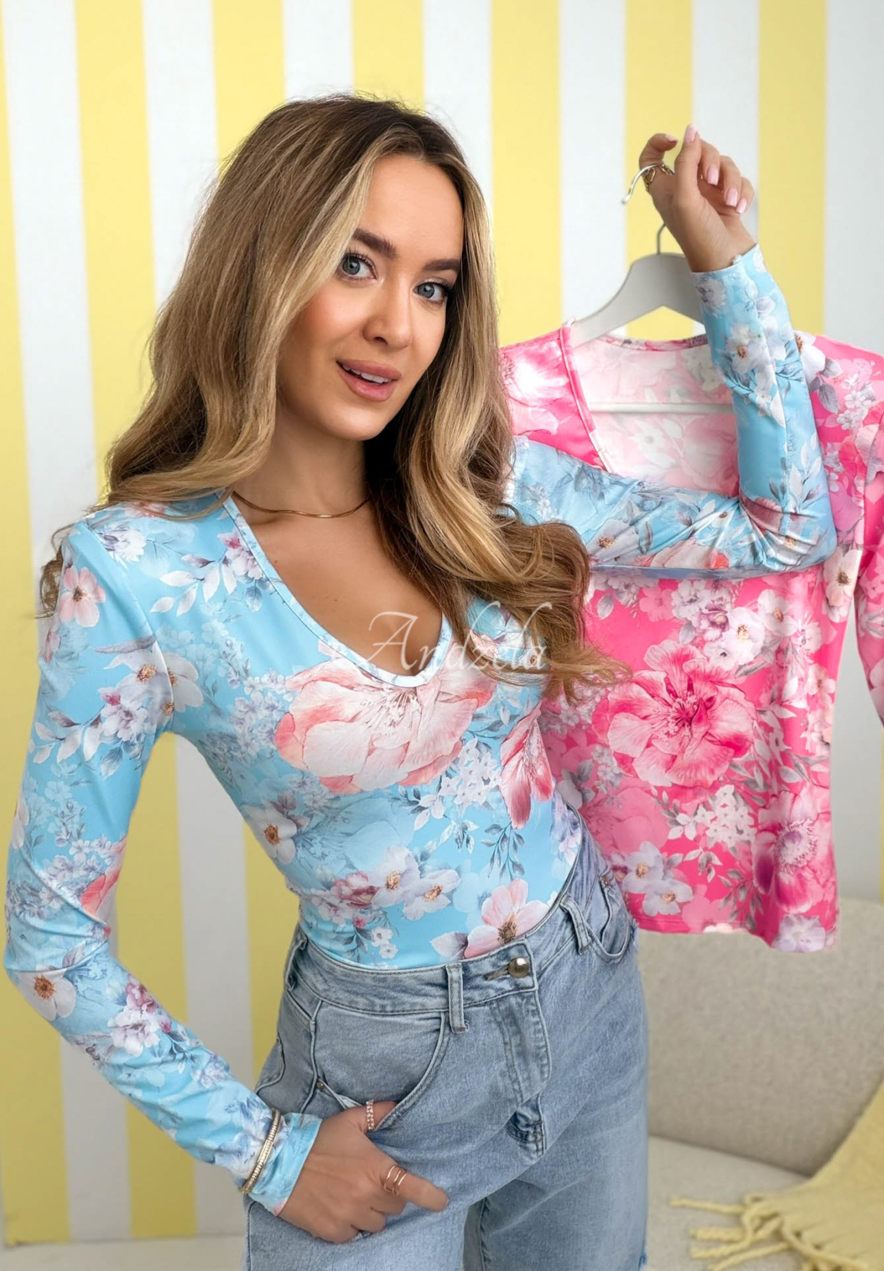 Kvetinová blúzka s výstrihom Camellia blankytná