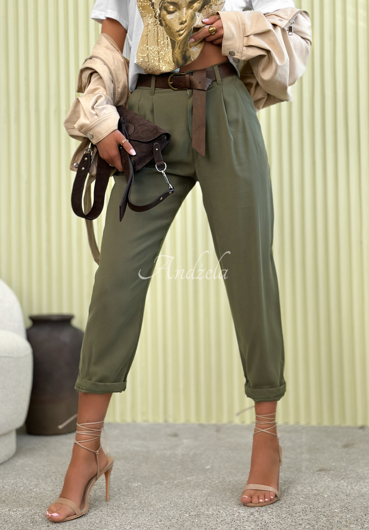 Elegantné nohavice mom fit z viskózy s opaskom Never Limit Yourslef khaki