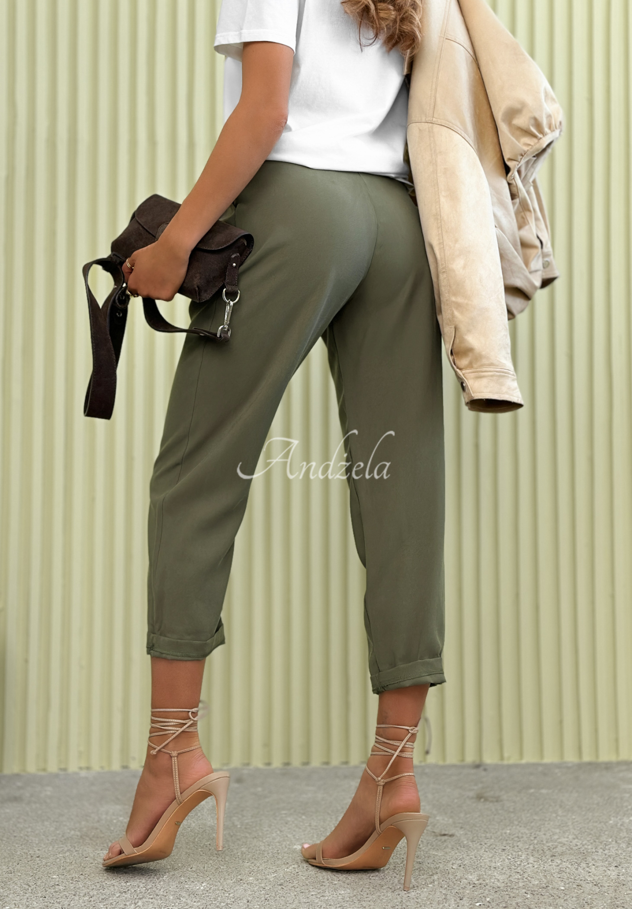 Elegantné nohavice mom fit z viskózy s opaskom Never Limit Yourslef khaki