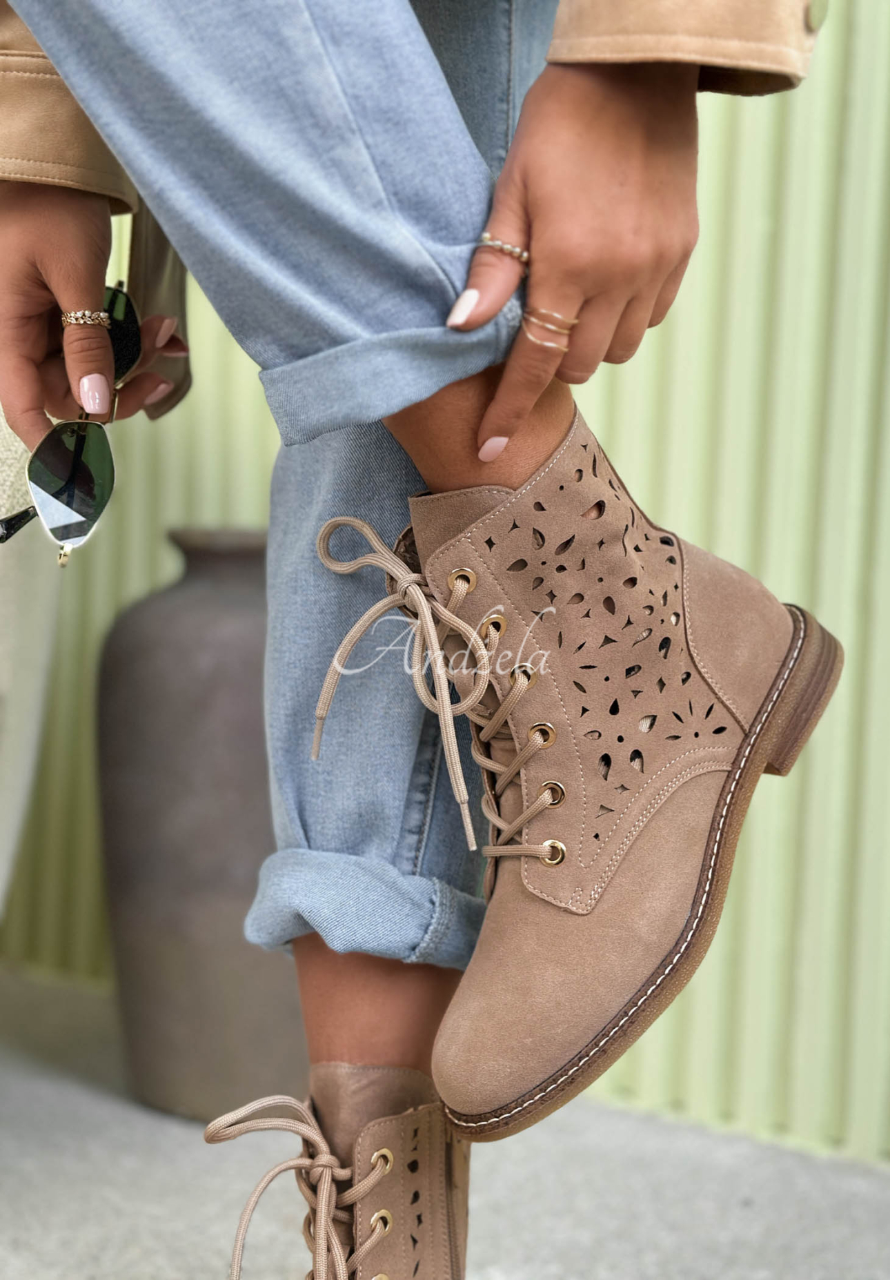 Ažúrové členkové čižmy zo semišu Martina Mokka