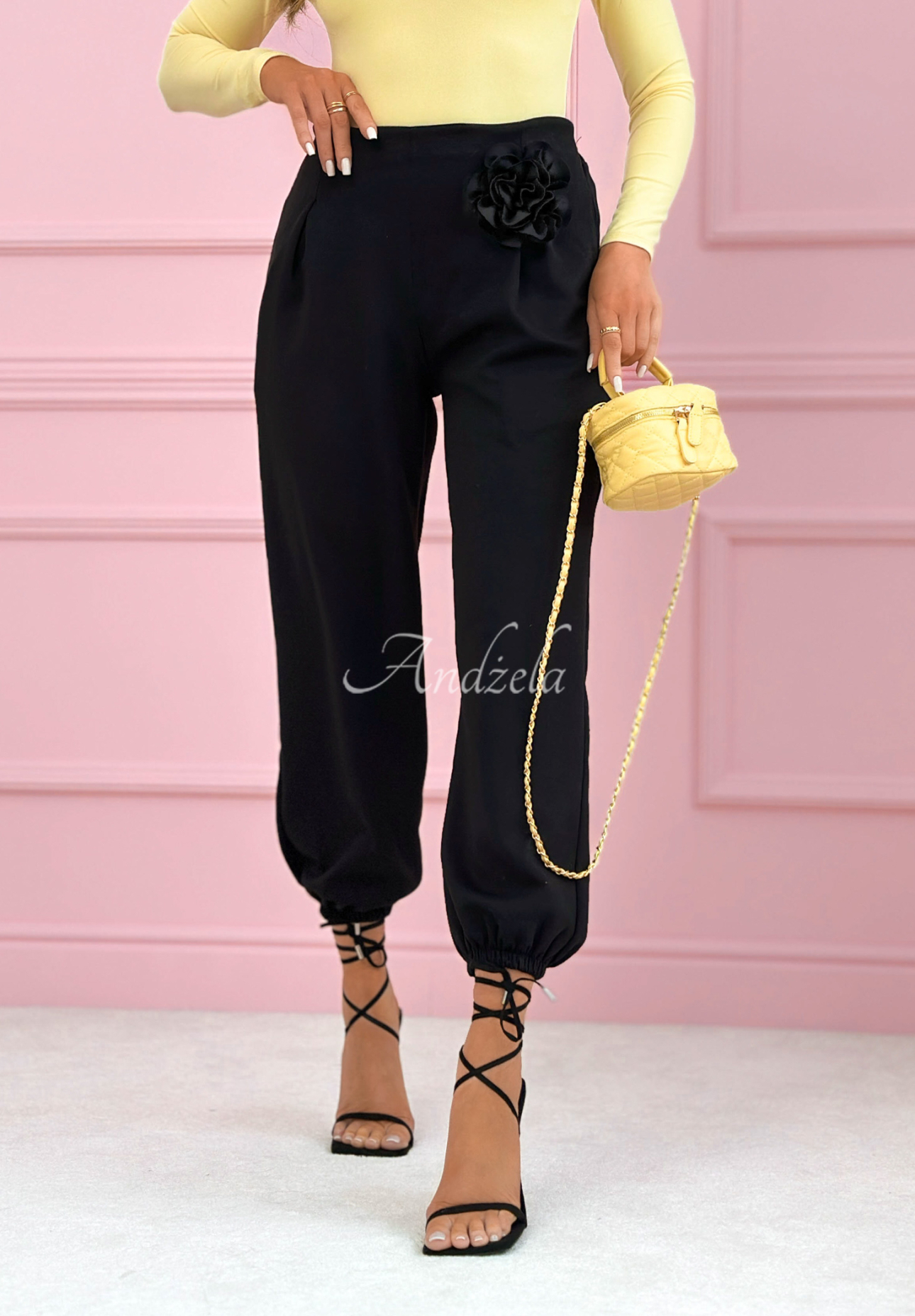 Viskózové teplákové nohavice s ružou Blossom Symphony čierne