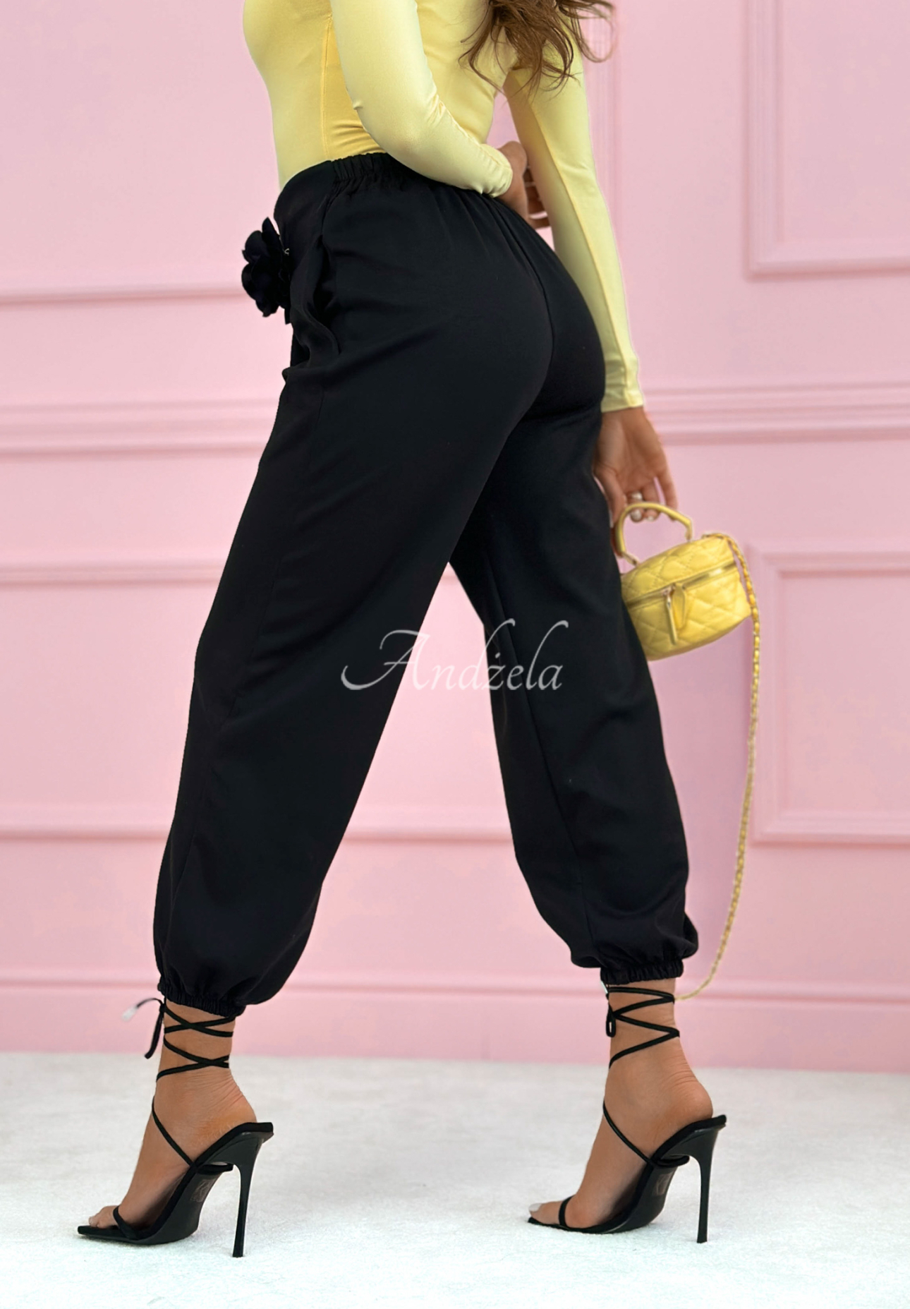 Viskózové teplákové nohavice s ružou Blossom Symphony čierne