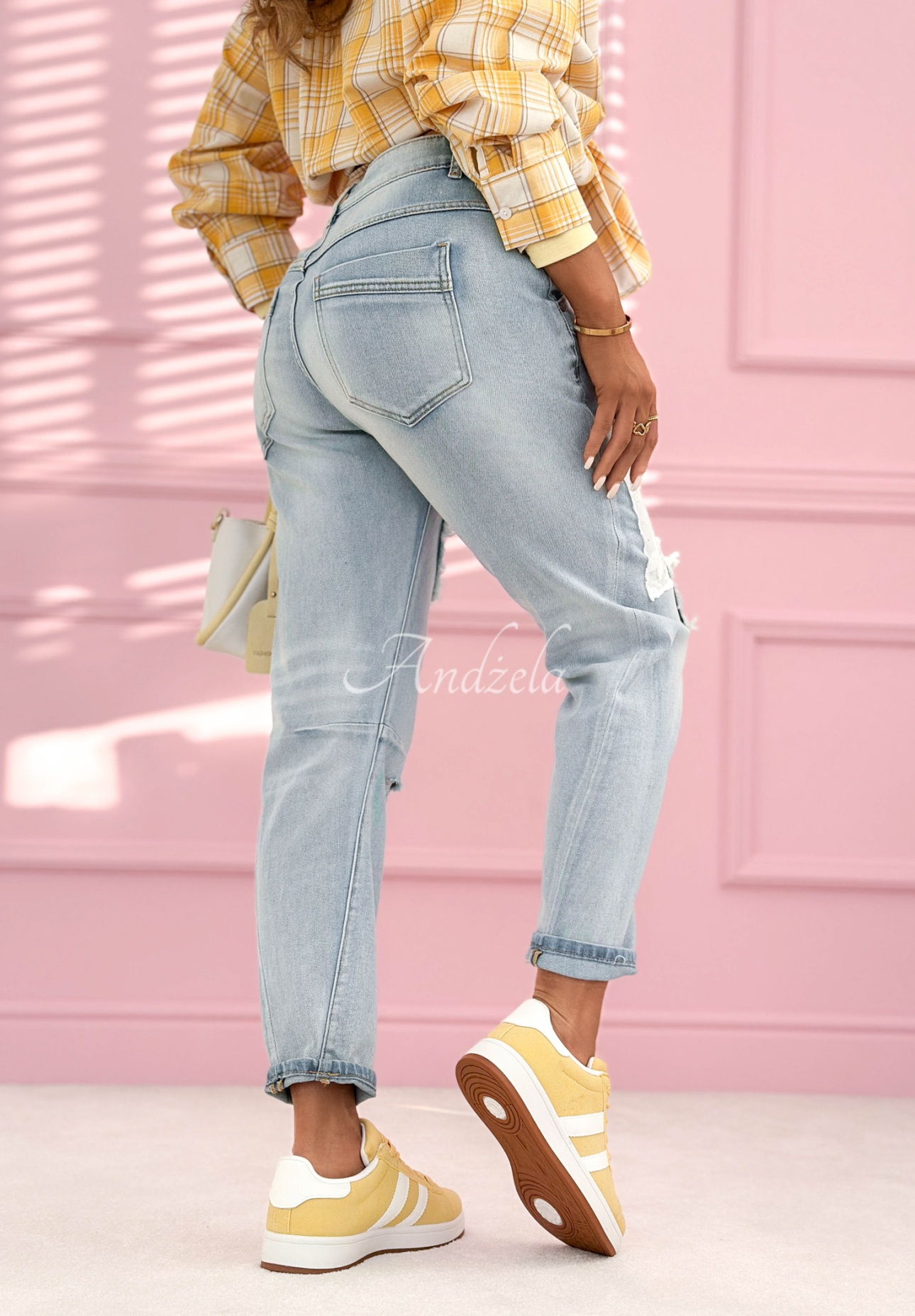 Džínsy mom fit s nášivkami Like A Cutie svetlomodré