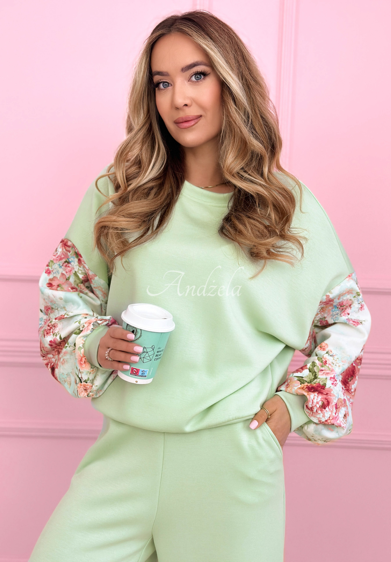 Viskózová tepláková súprava mikina a nohavice s kvetinovými rukávmi Just One Look pistaciový