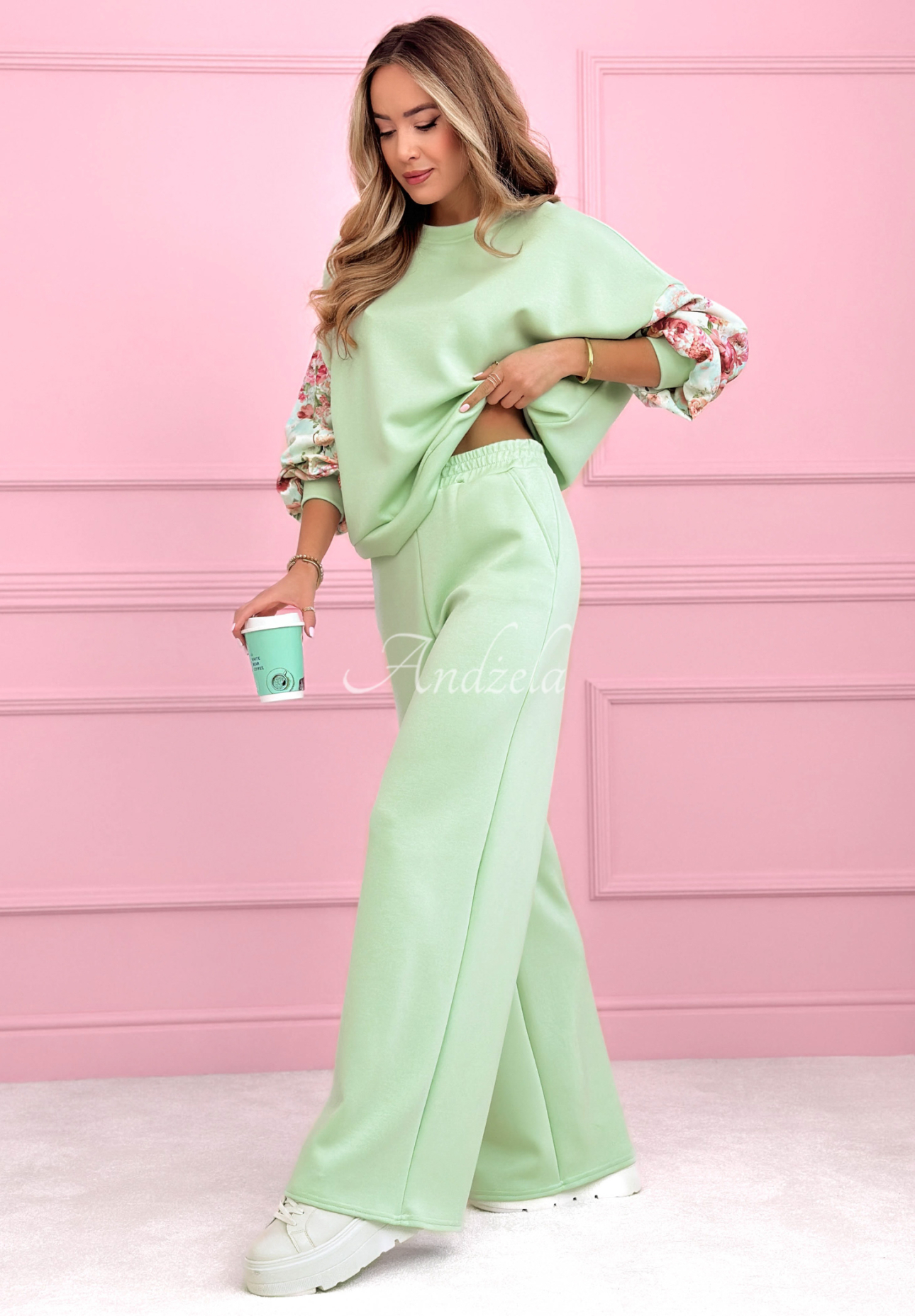 Viskózová tepláková súprava mikina a nohavice s kvetinovými rukávmi Just One Look pistaciový