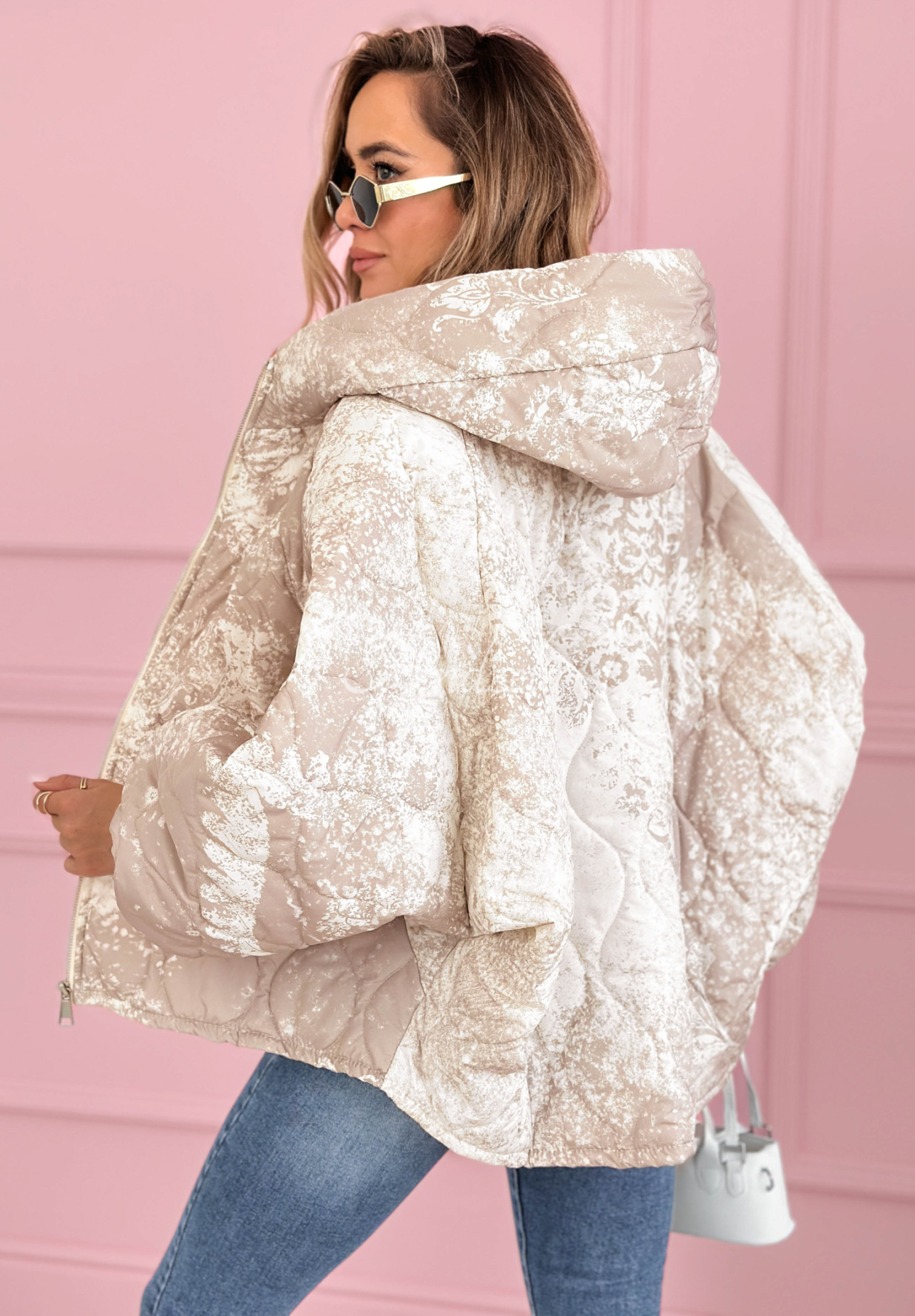 Prešívaná bunda s kapucňou oversize so vzormi Blooming Hope béžová