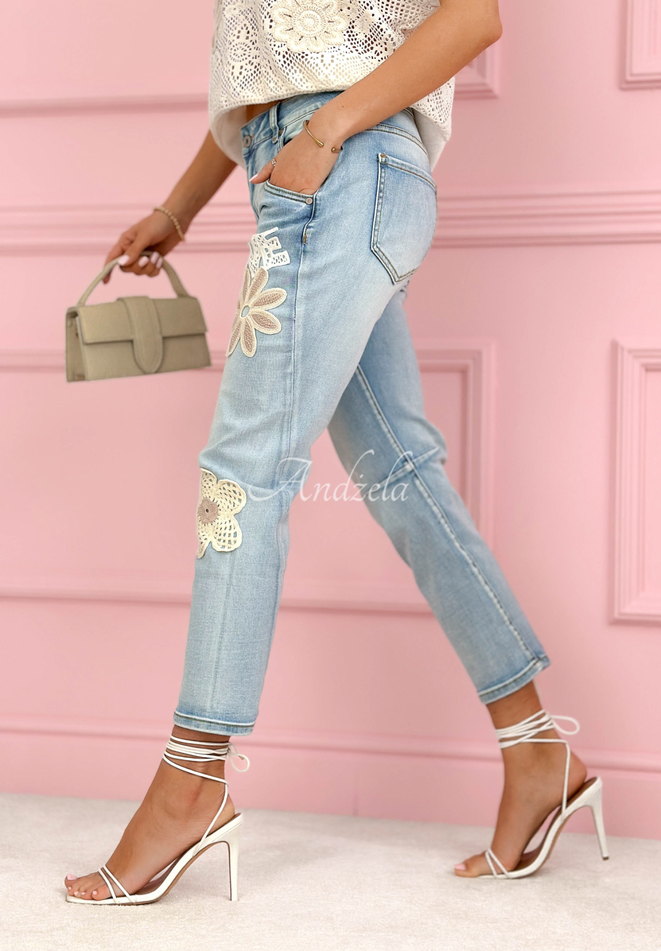 Skinny džínsy s nášivkami Love Flowers svetlomodré