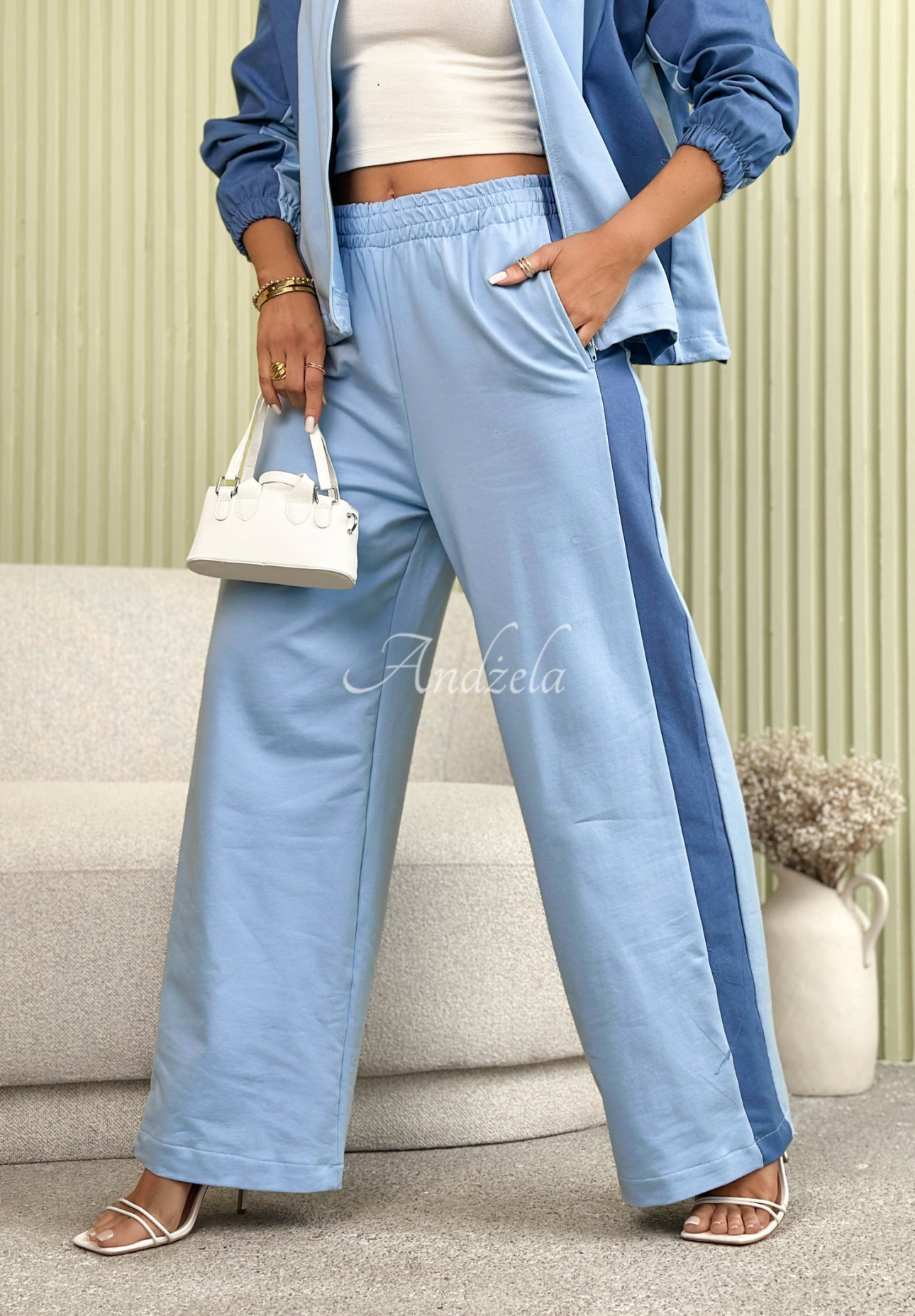 Bavlnená tepláková súprava s pruhmi Spring Into Action  blankytný