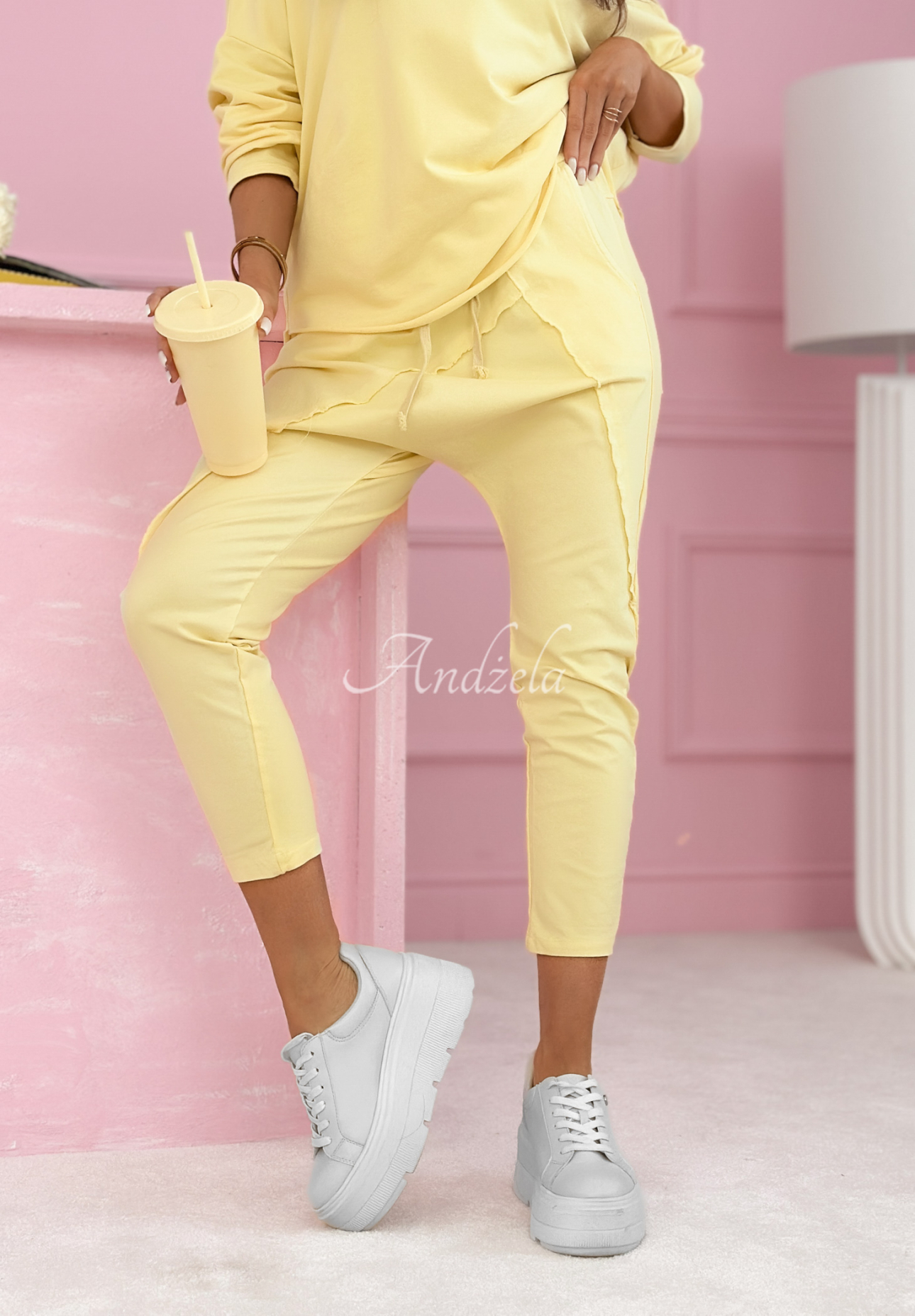 Látkové nohavice z bavlny Phenomenal Woman žlté