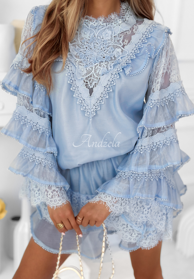 S&uacute;prava bl&uacute;zka a sukňo-&scaron;ortky s vol&aacute;nikmi Blooming Season blankytn&yacute;