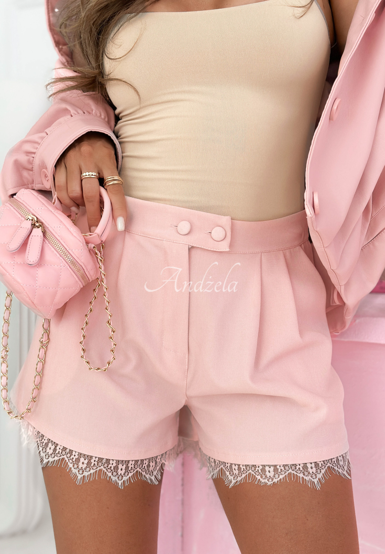 Krátke elegantné šortky s čipkou Touch My Body  ružové