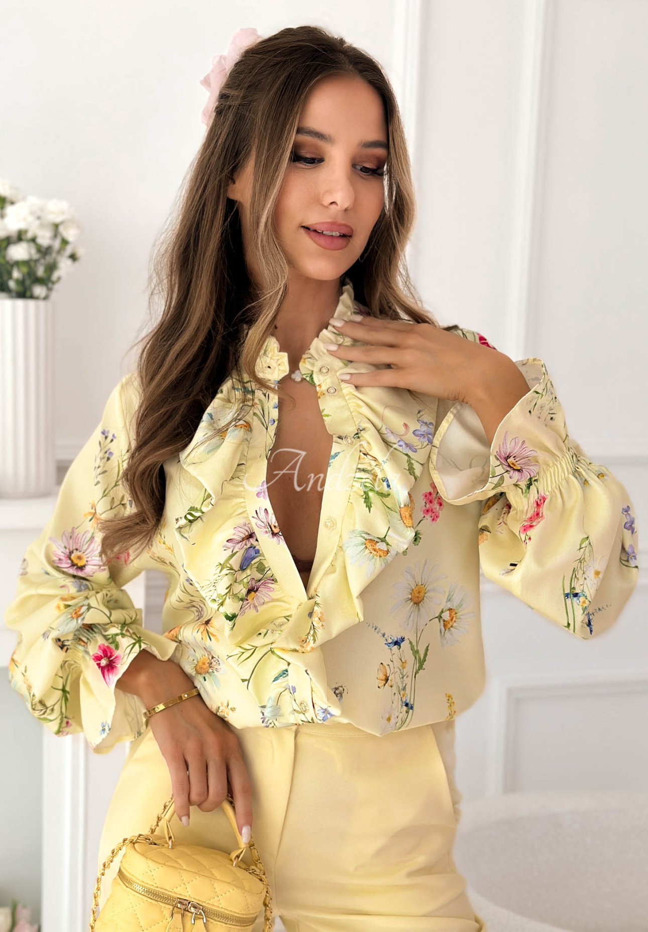 Viskózová košeľa s kvetmi a jabotom Miriam pistaciová