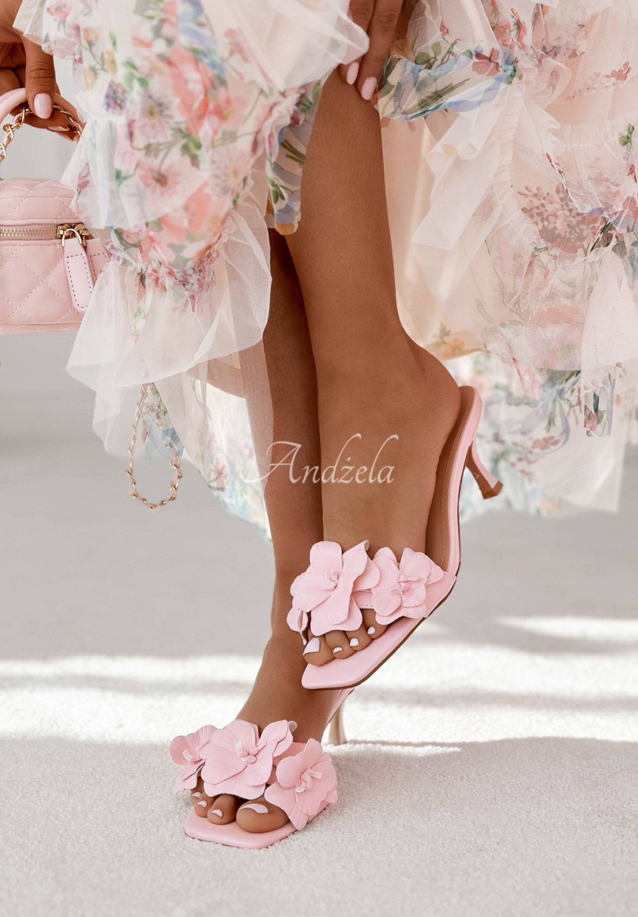 Kožené šľapky na podpätku s kvetmi Faina púdrovo ružová