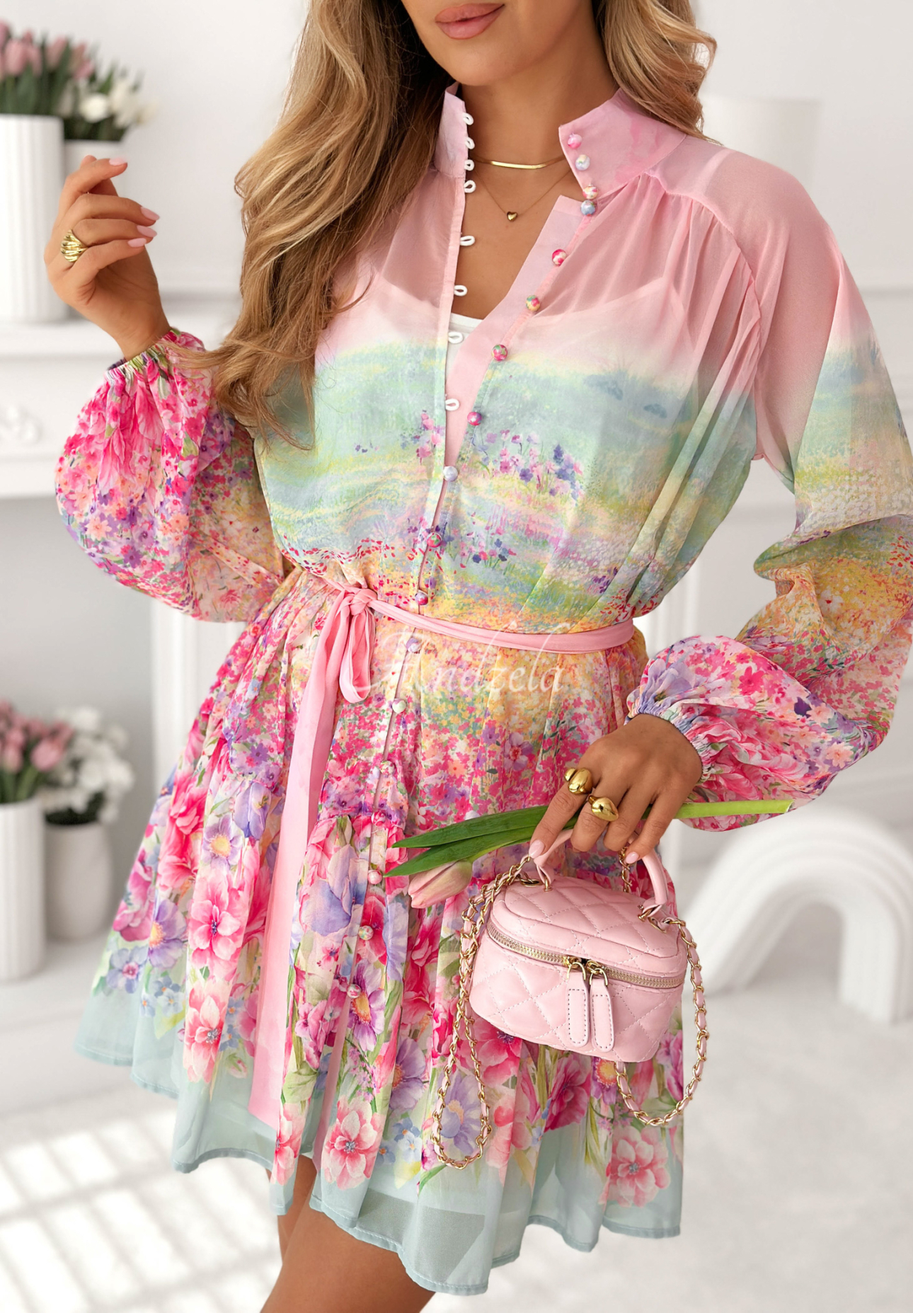 Elegantné šaty mini s kvetmi Florentia púdrovo ružová