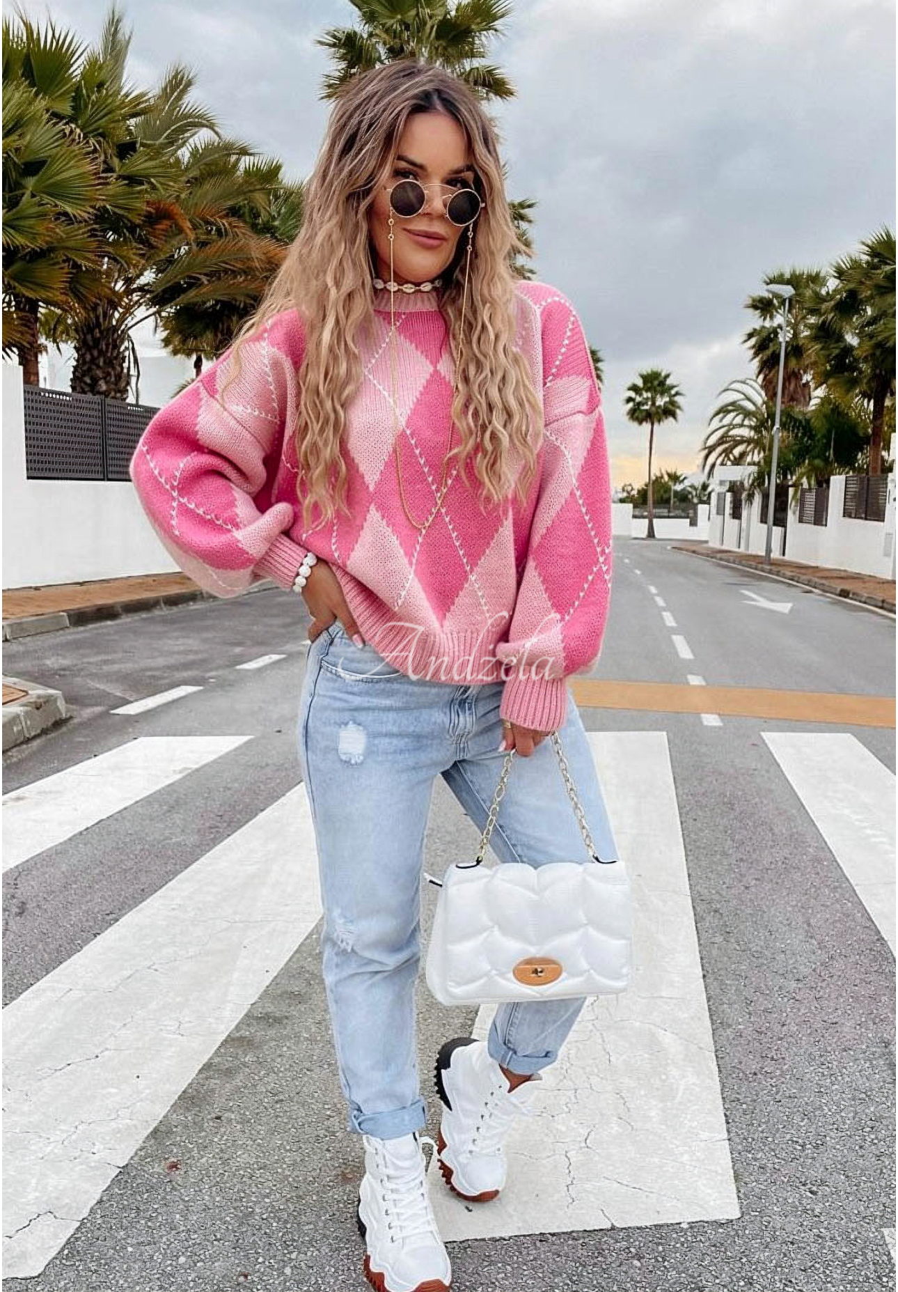 Mäkký kosoštvorcový sveter s vlnou a viskózou Strawberry Smoothie ružový