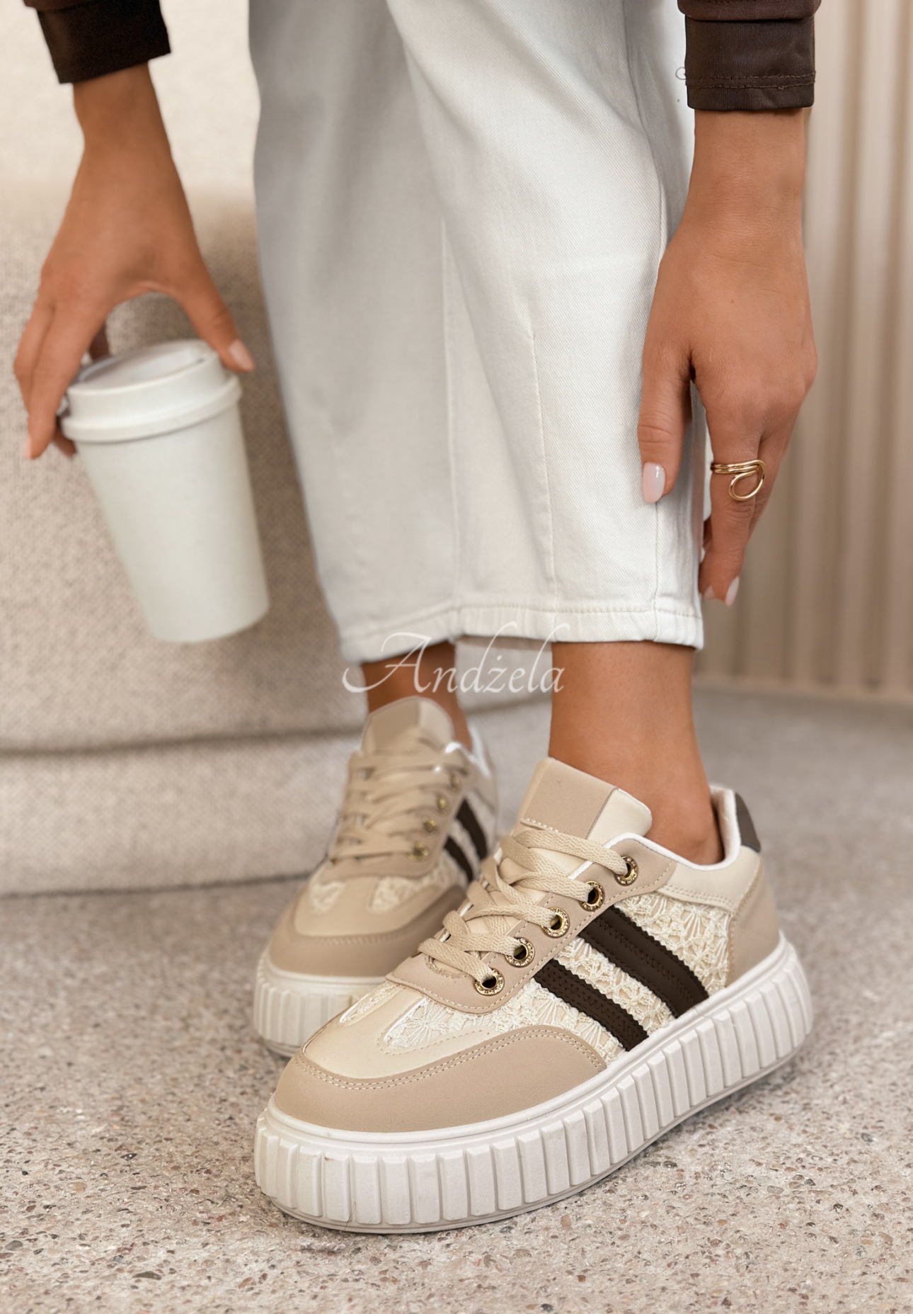 Kožené sneakersy s čipkou Carlotta béžové