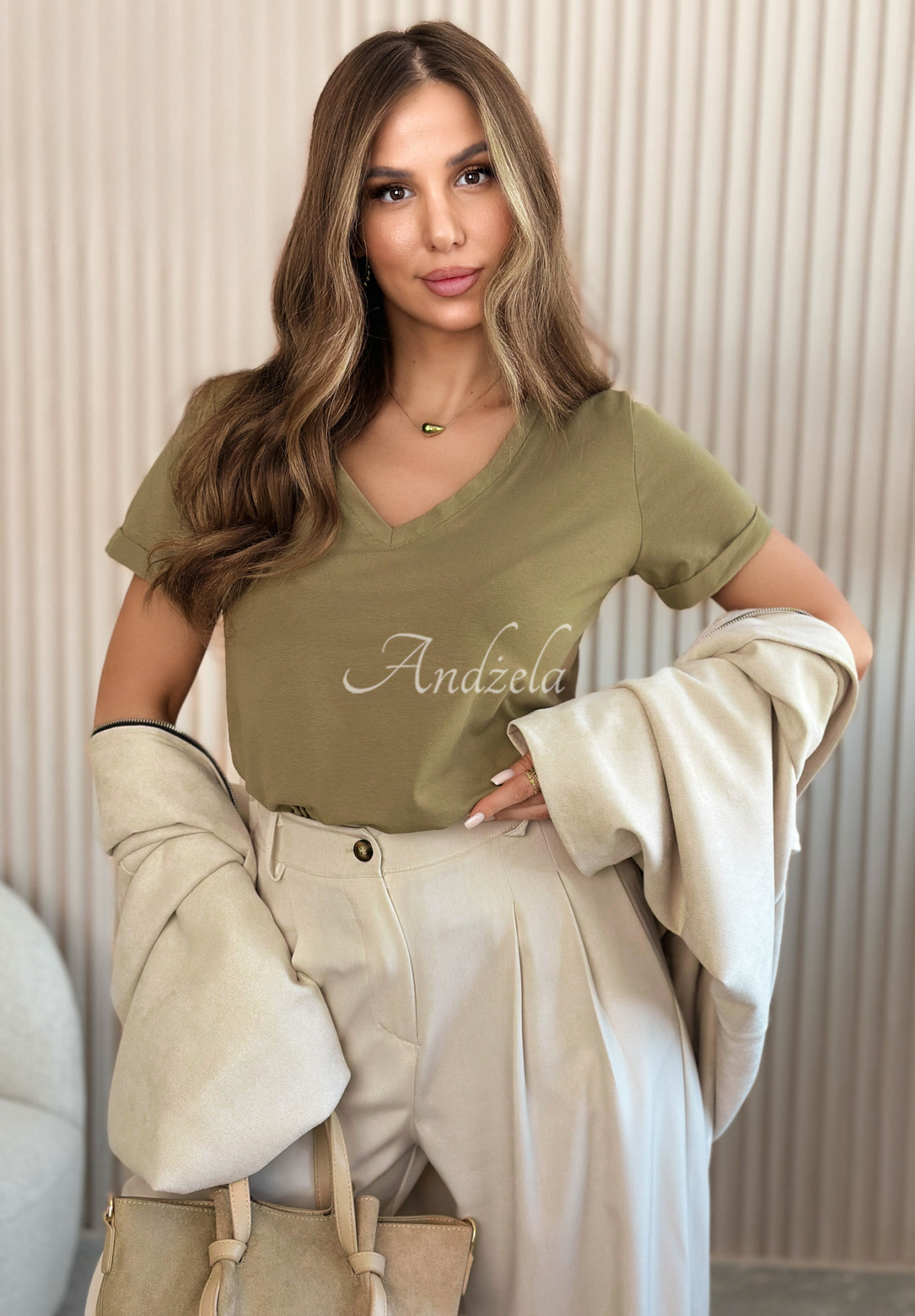 Bavlnené tričko s výstrihom Mariella olivový