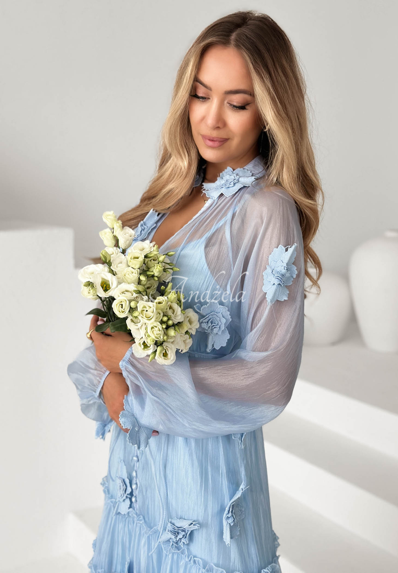 Šaty midi z tencelu s volánikmi a kvetmi Isenelle blankytná