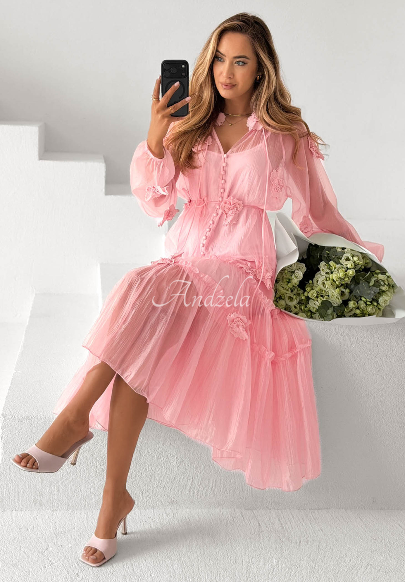 Šaty midi z tencelu s volánikmi a kvetmi Isenelle púdrovo ružová